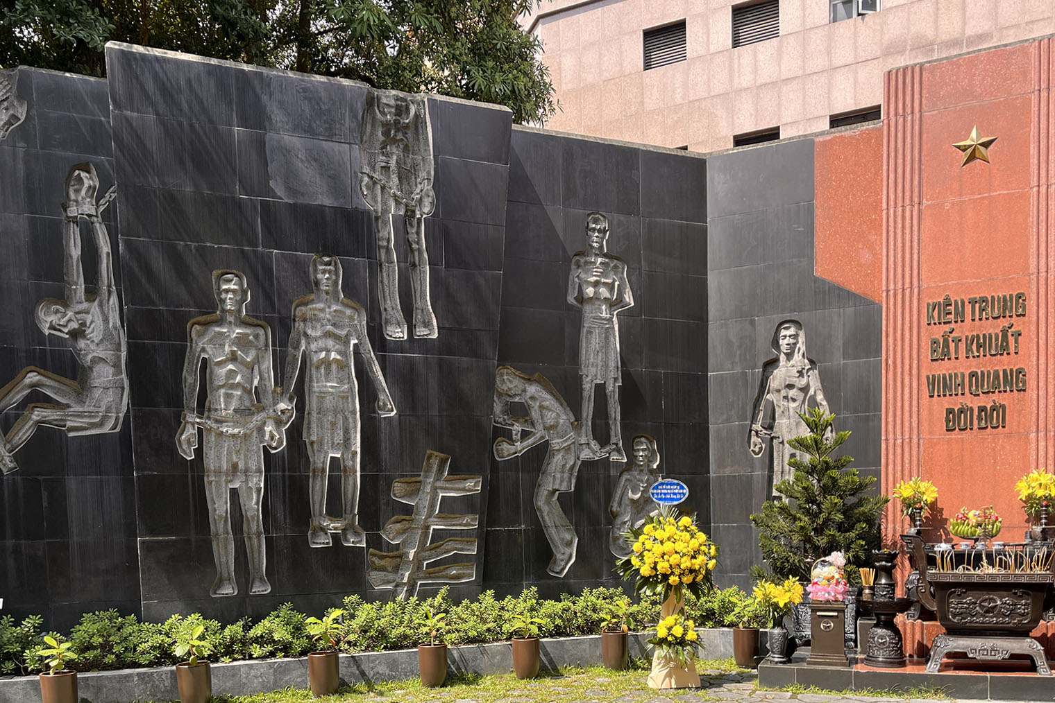 Памятник погибшим заключенным — символ мужества вьетнамского народа — располагается во дворе тюрьмы