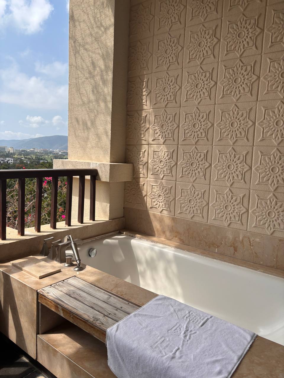 Представьте этот вайб: ты лежишь в своей ванне на балконе, дует теплый ветерок и наблюдаешь за животными. Ну просто блин белоснежка, я не знаю!