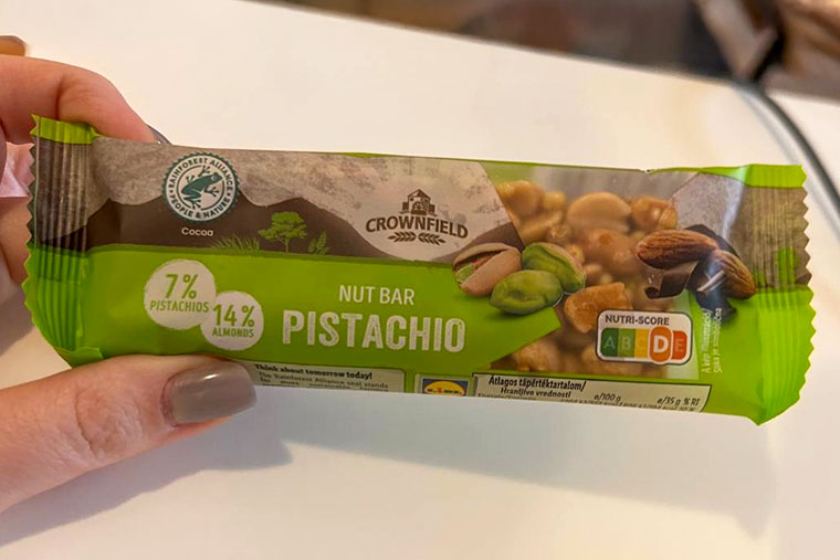 Достаю из заначки батончик с орехами и шоколадом, тоже помогает успокоиться. Люблю его с кофе, но не чаще раза в неделю