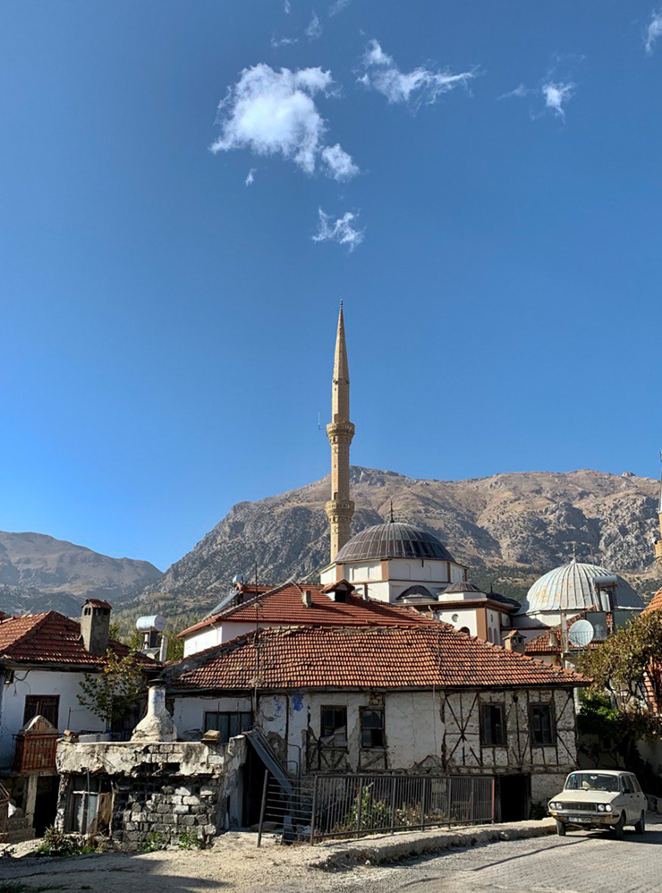 Гёмбе выглядит как типичная турецкая горная деревня: мечеть, вокруг нее — старые дома. При этом уютно и опрятно