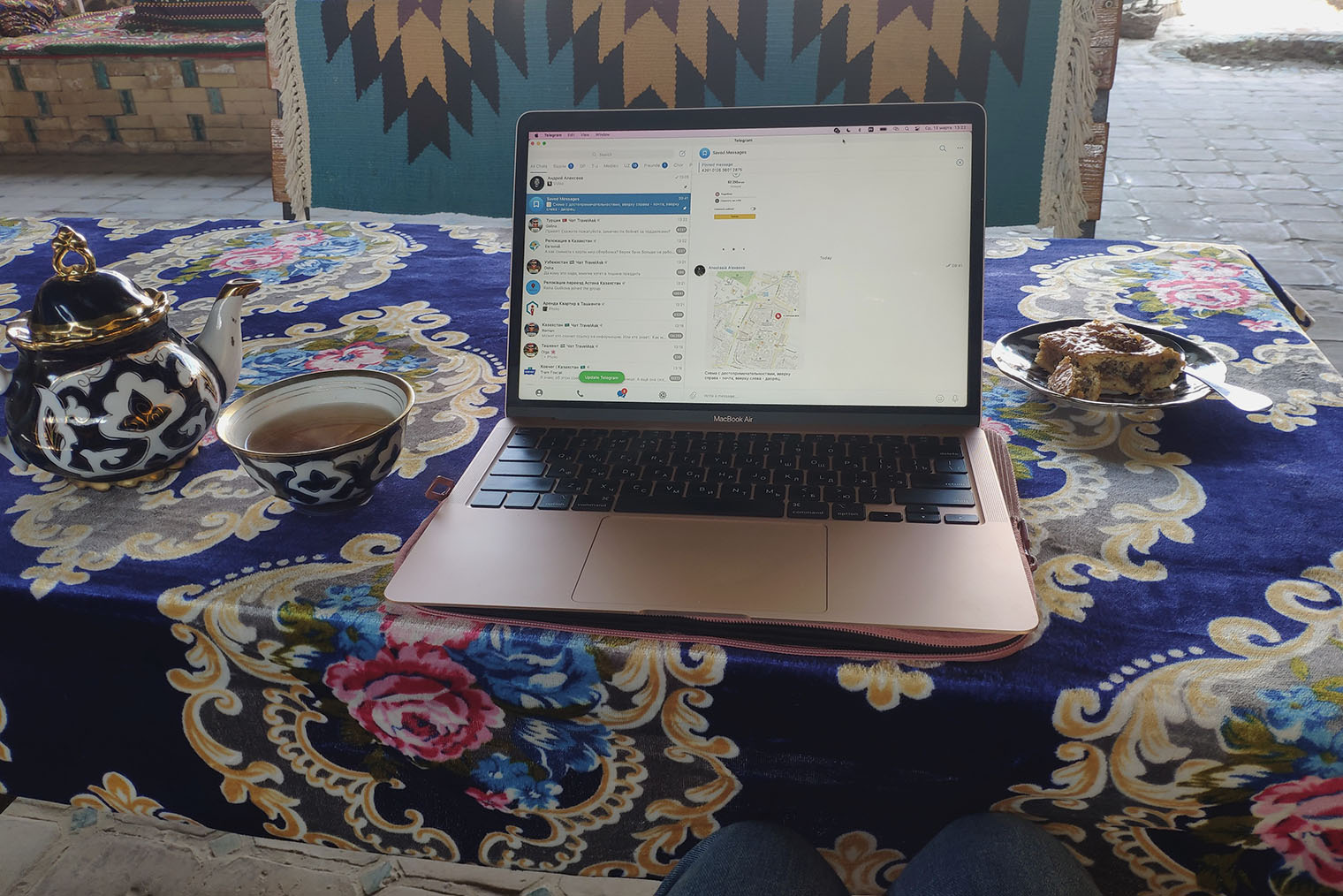 В Узбекистане я съездила в Бухару и Хиву. Было странно доставать ноутбук в такой традиционной обстановке, но от меня ждали текста