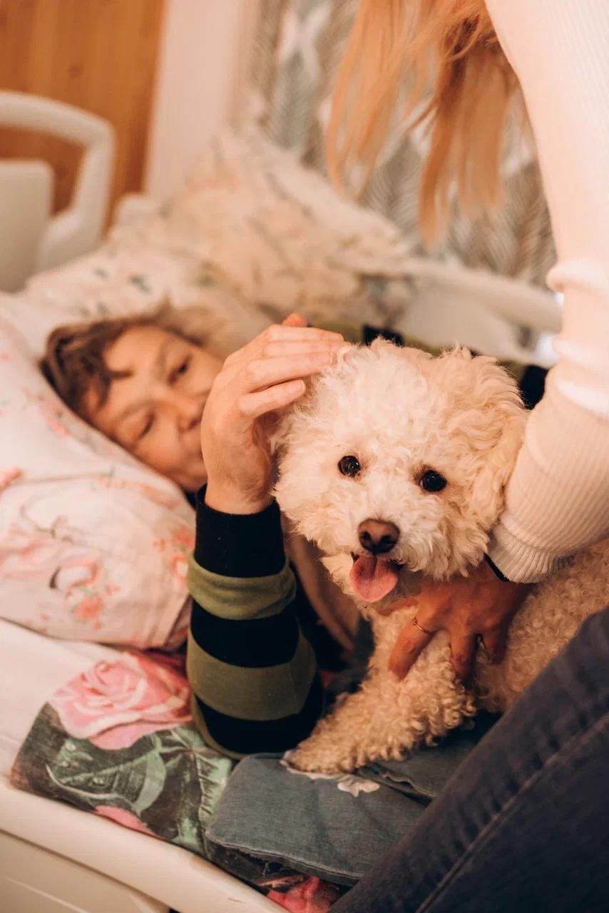 Жить до конца без боли и с достоинством — это в том числе про то, чтобы не расставаться с самыми верными и любимыми