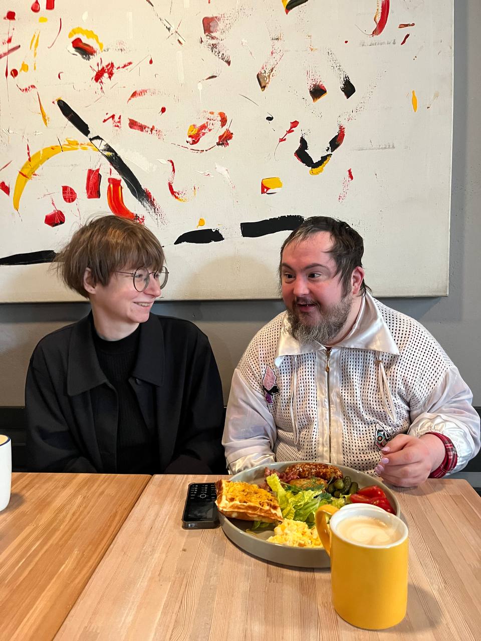 На фото мы с Сережей завтракаем в кофейне, и нам все надо!