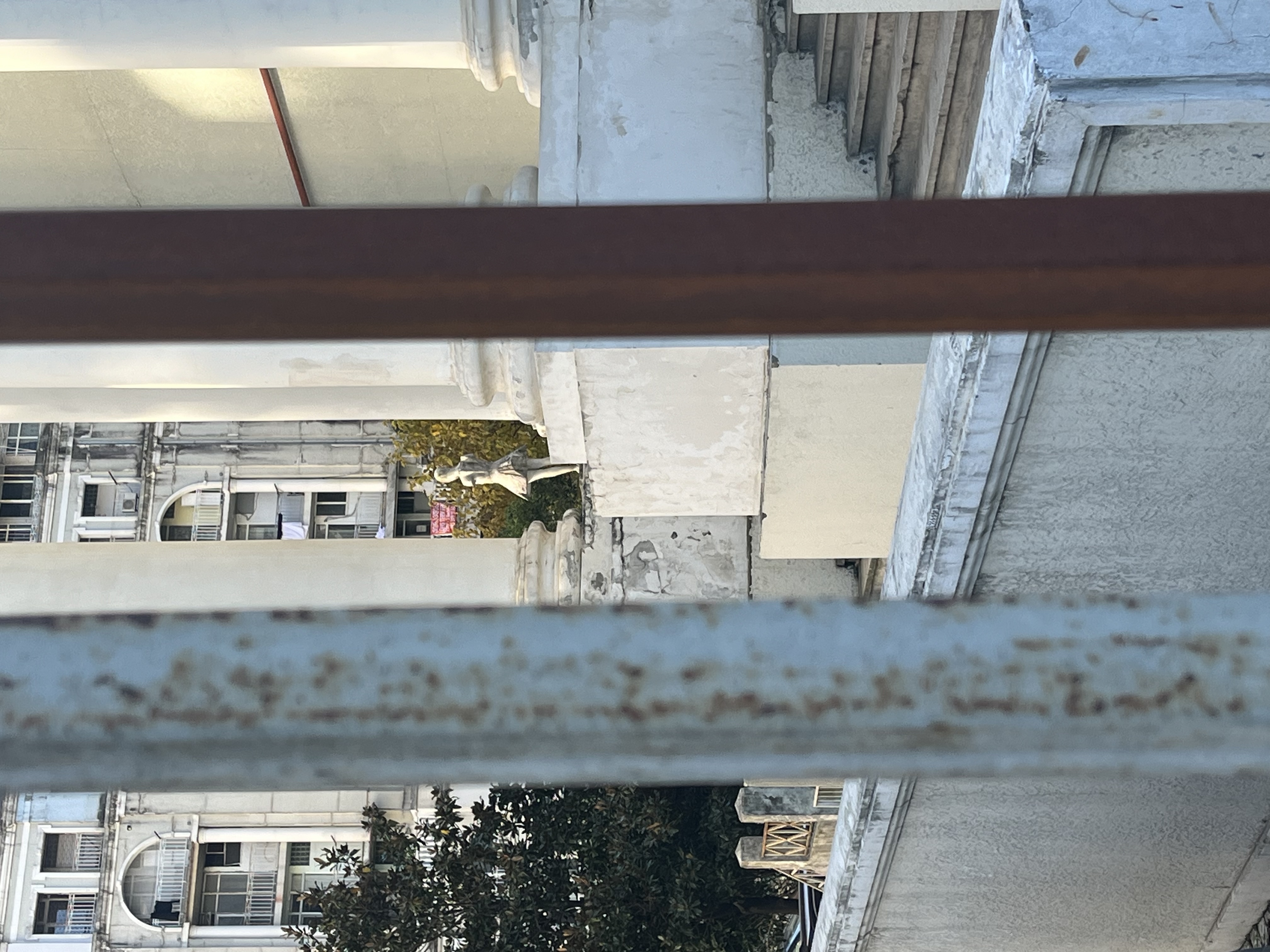 Попасть во двор дома не так просто, но мне удалось разглядеть через ограду местную пугающую достопримечательность — скульптуры девочек без рук
