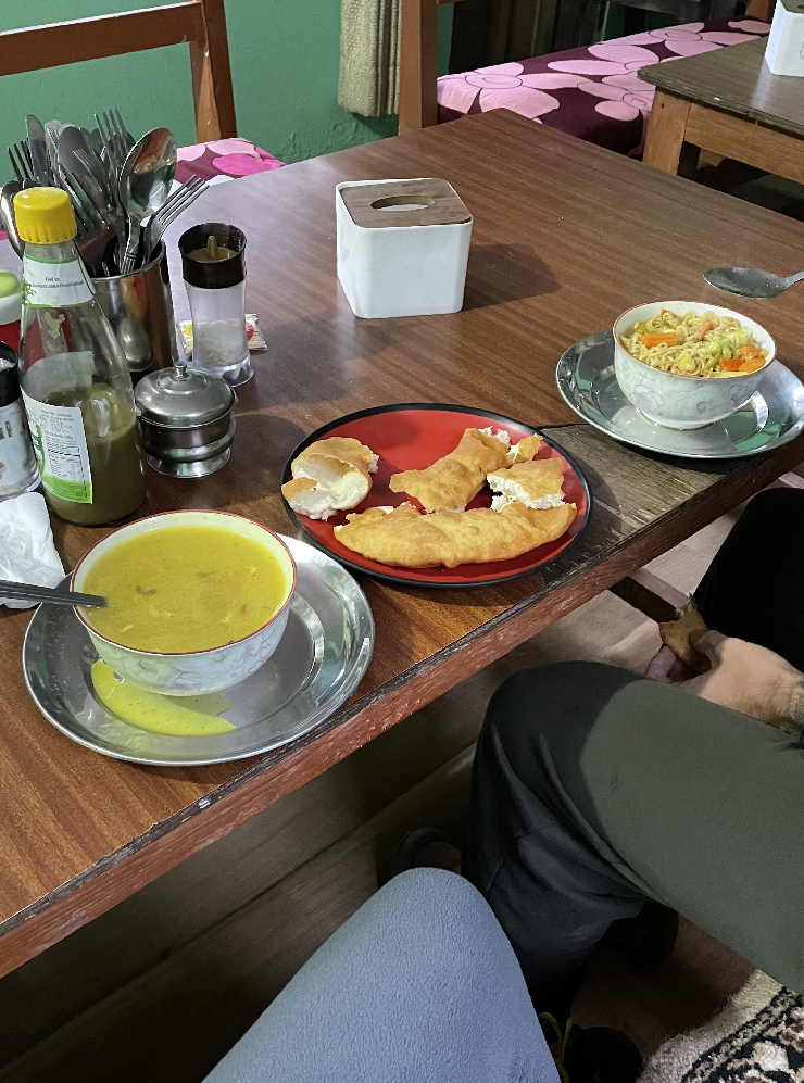 Куриный суп, тибетский хлеб и рис с овощами
