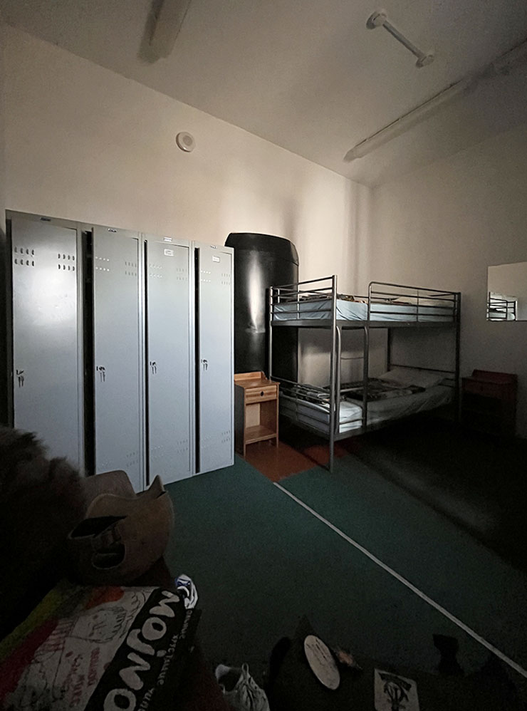 Кроме кроватей в нашем номере стояли шкафы, тумбочки, небольшой стол и пара стульев — все в тюремной стилистике