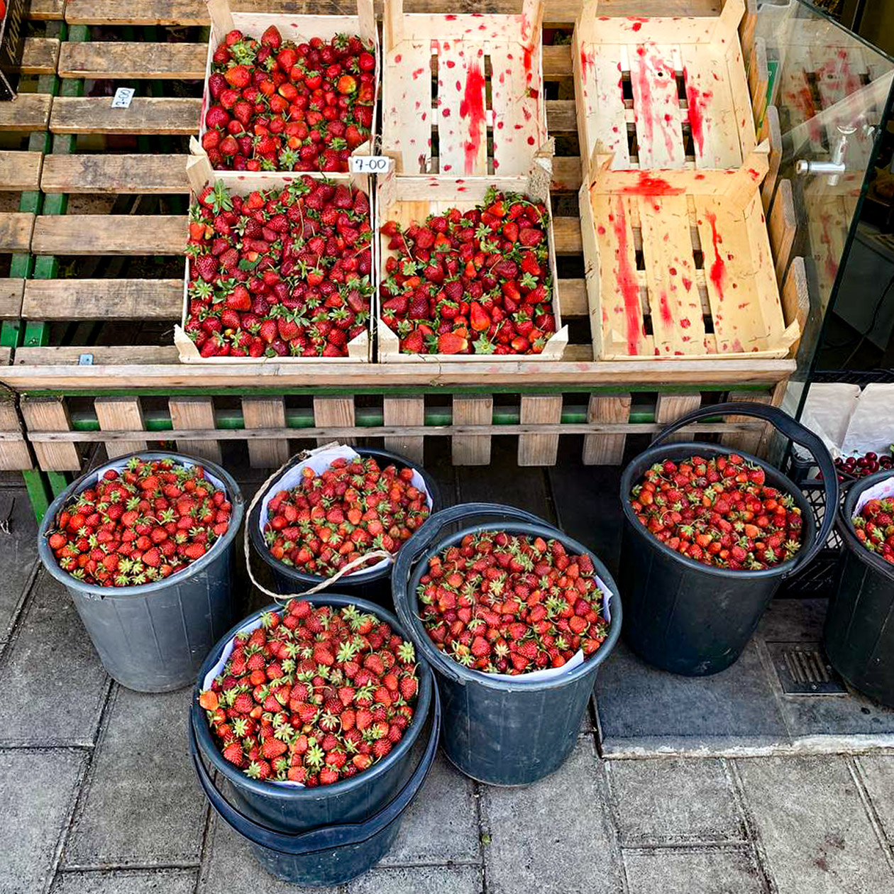 В районе, где я живу, ягоды стоят почти в два раза дороже, чем на рынке. Но пройти мимо ароматных ведерок с клубникой невозможно