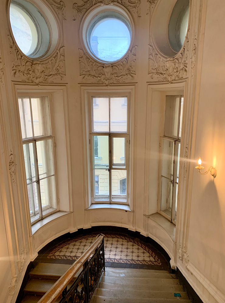 Лестница в особняке Слепцова подходит для атмосферных фотосессий