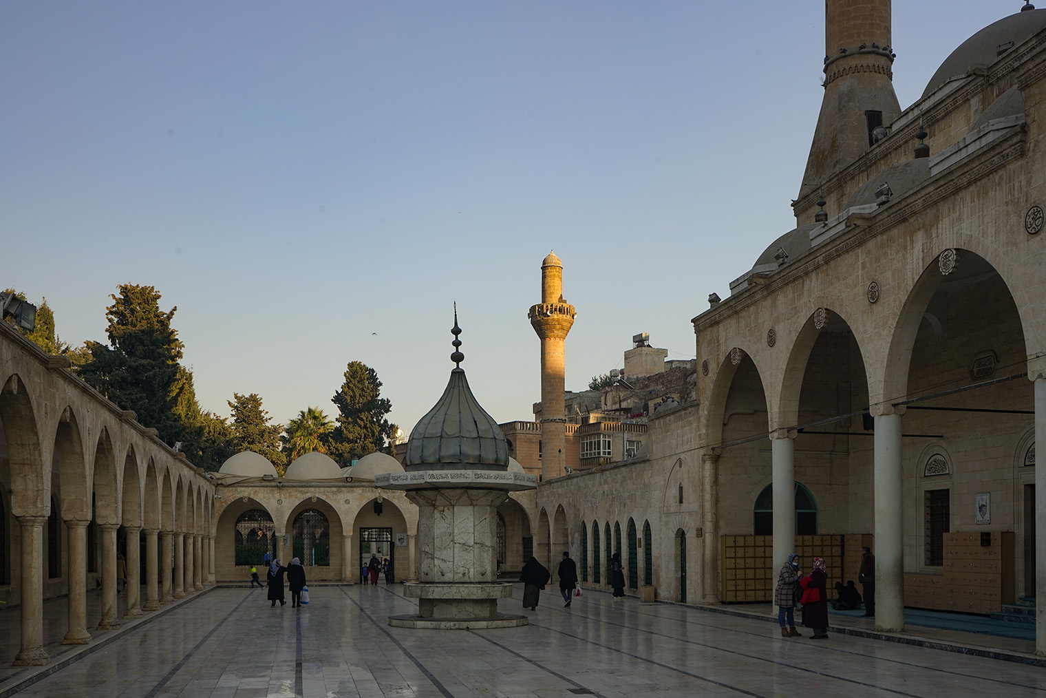 Двор мечети Мевлид⁠-⁠и Халиль
