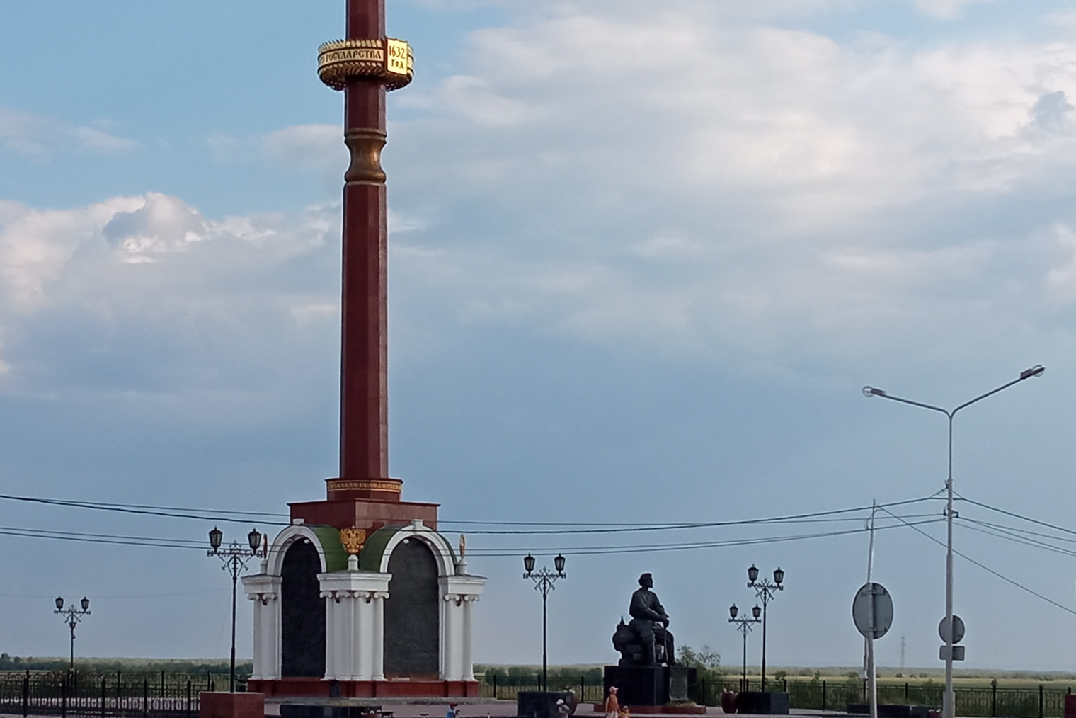 Памятник Петру Бекетову и стела, посвященная 375⁠-⁠летию вхождения Якутии в состав Российского государства
