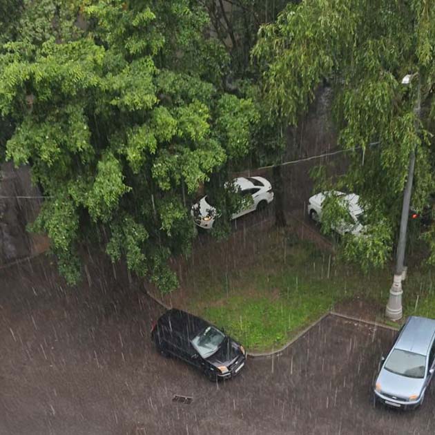 В это время за окном дождь
