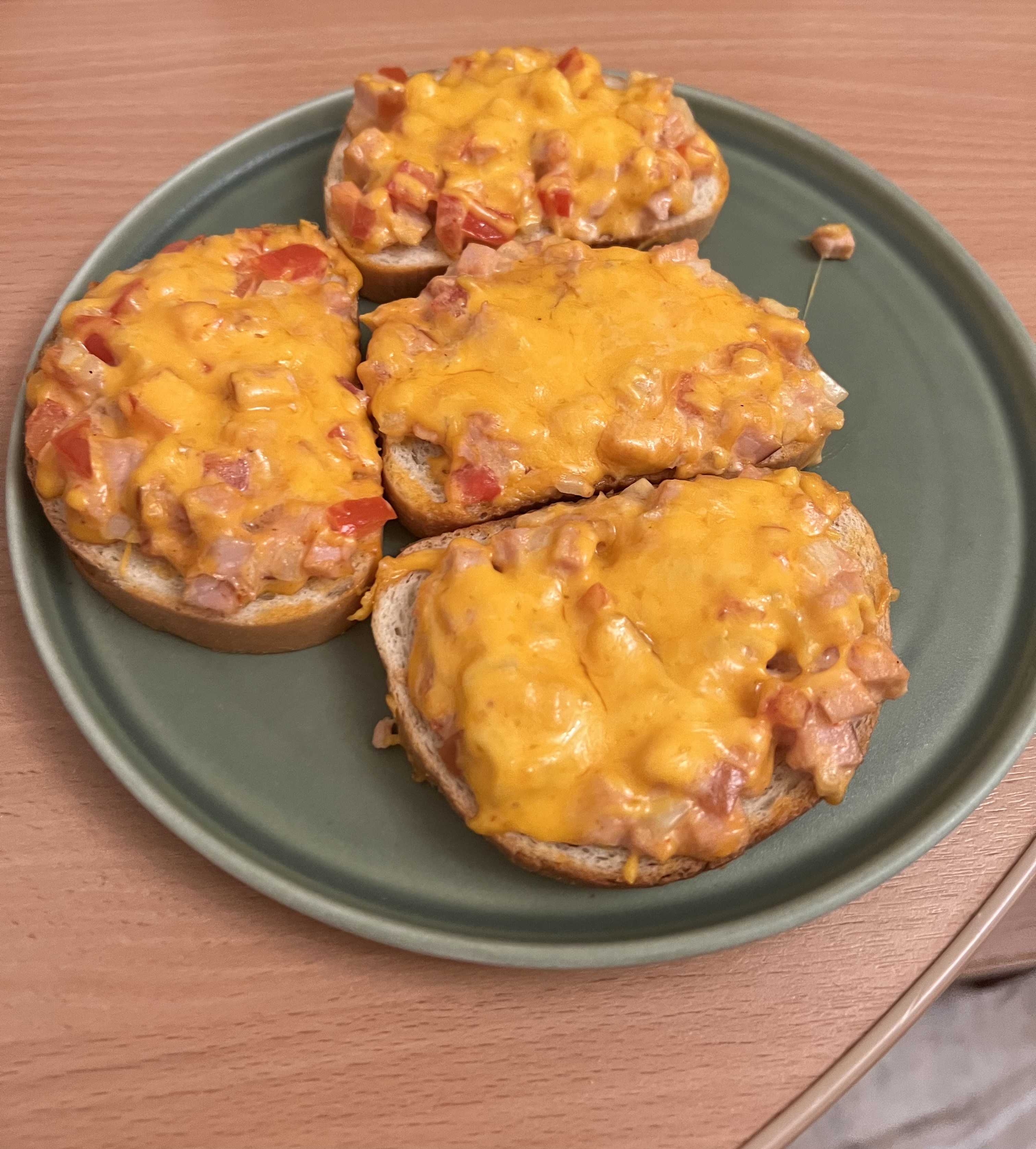 Горячие бутерброды с колбасой и сыром в духовке — рецепт с фото пошагово