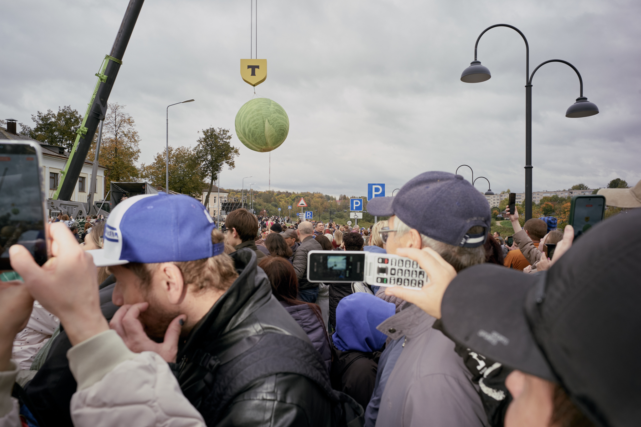 Четырехметровый кочан парил над набережной и притягивал гостей как магнит
