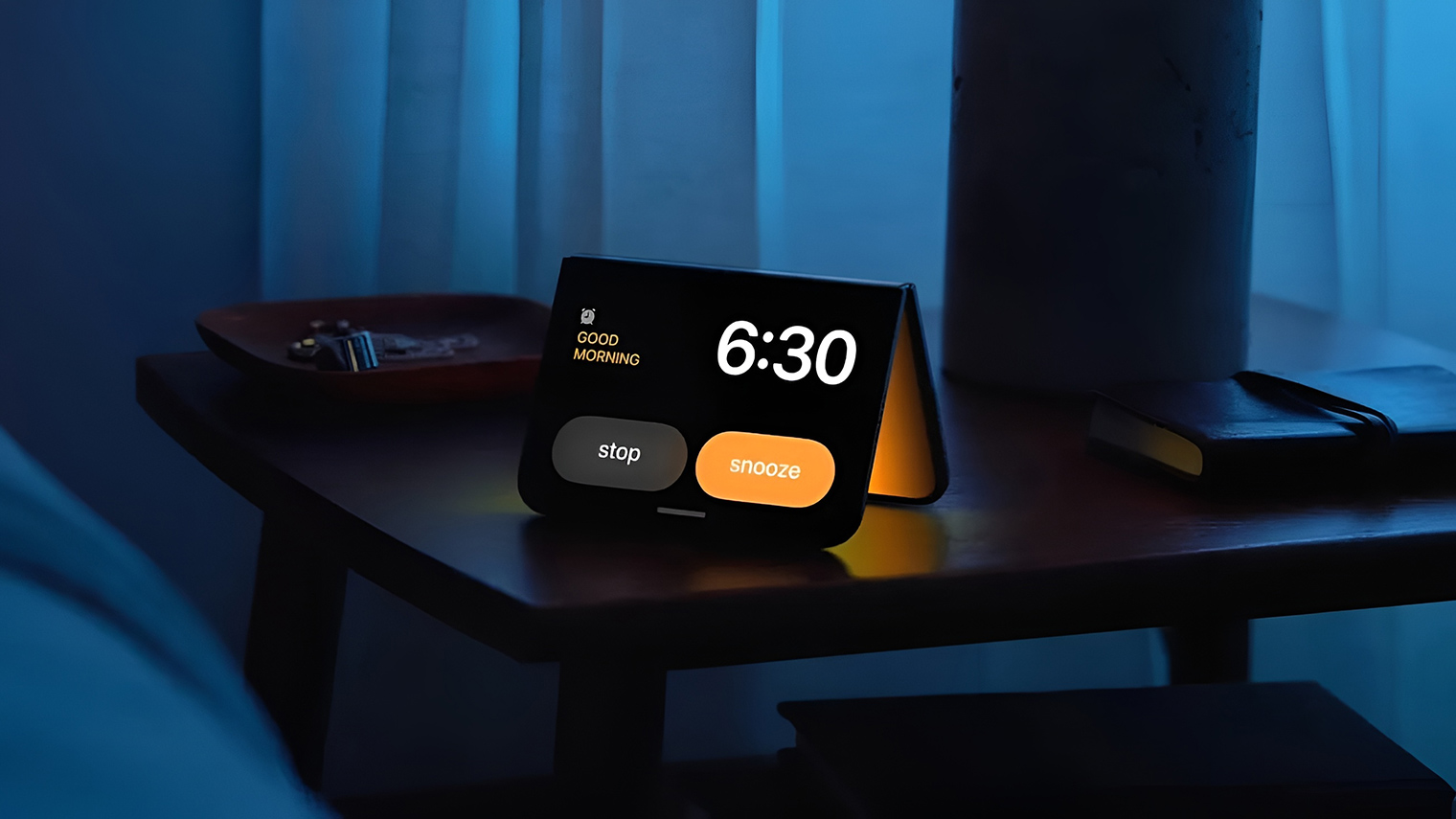 Смартфон можно использовать как настольный будильник. © Apple