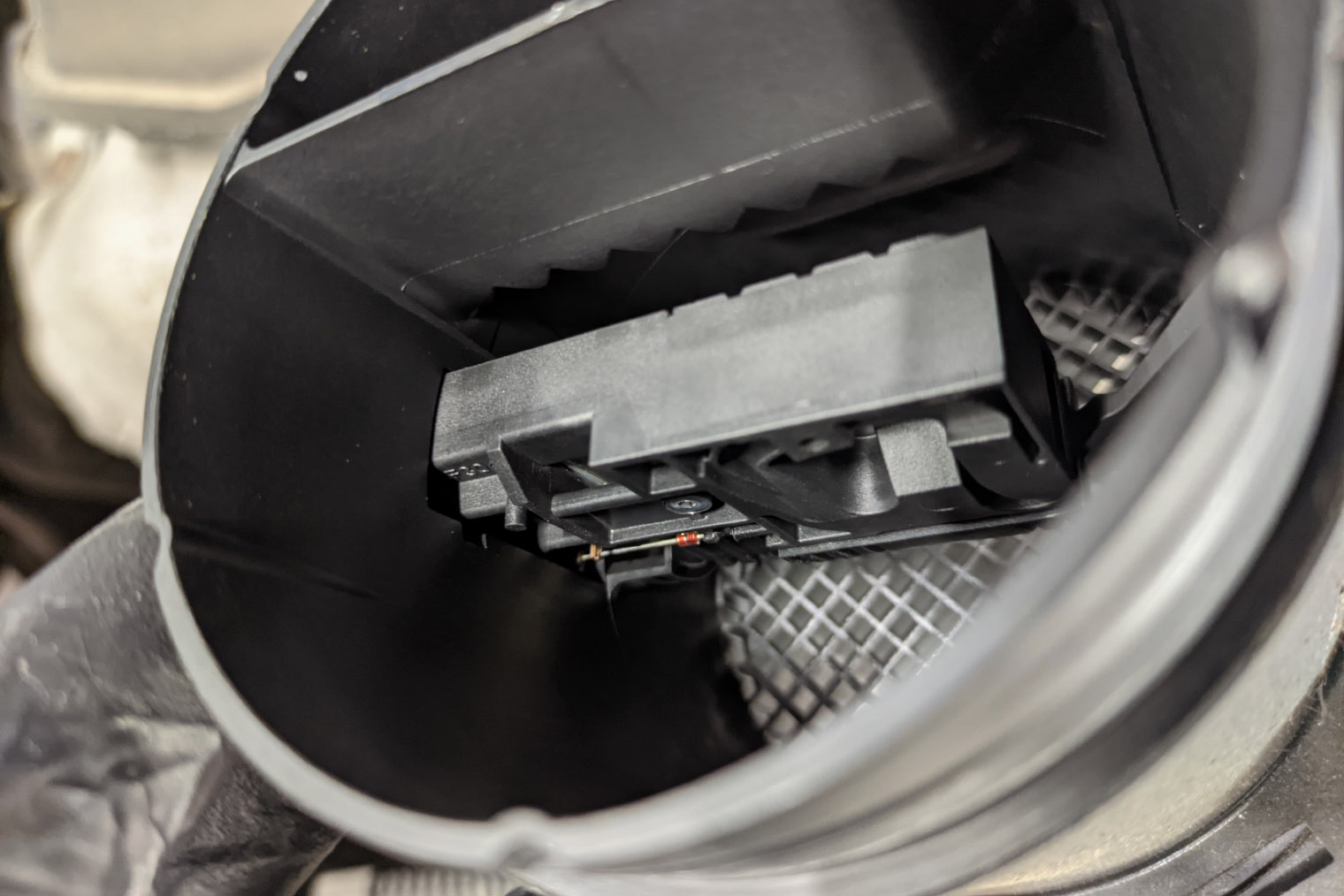 ДМРВ на Volkswagen Touareg 2016 года, расположен сразу за воздушным фильтром. Сетка перед ним — не предохранительный фильтр от перчатки или ветоши, она выравнивает поток воздуха, чтобы датчик работал более корректно