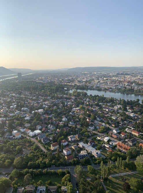 Вид с холма на красивый район Лизинг на юго⁠-⁠западе Вены