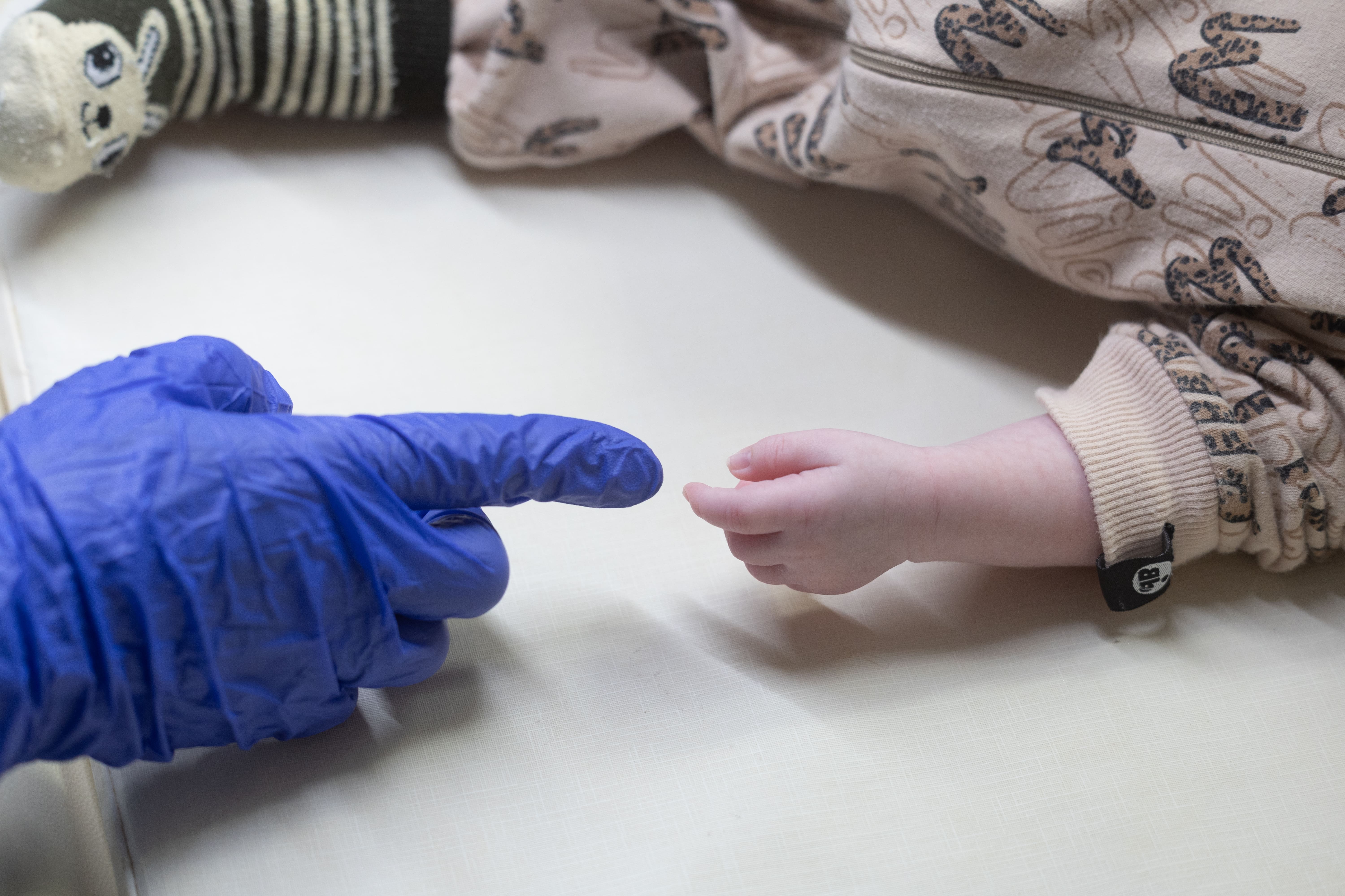 Врач-неонатолог сопровождает малышей в первый месяц их жизни