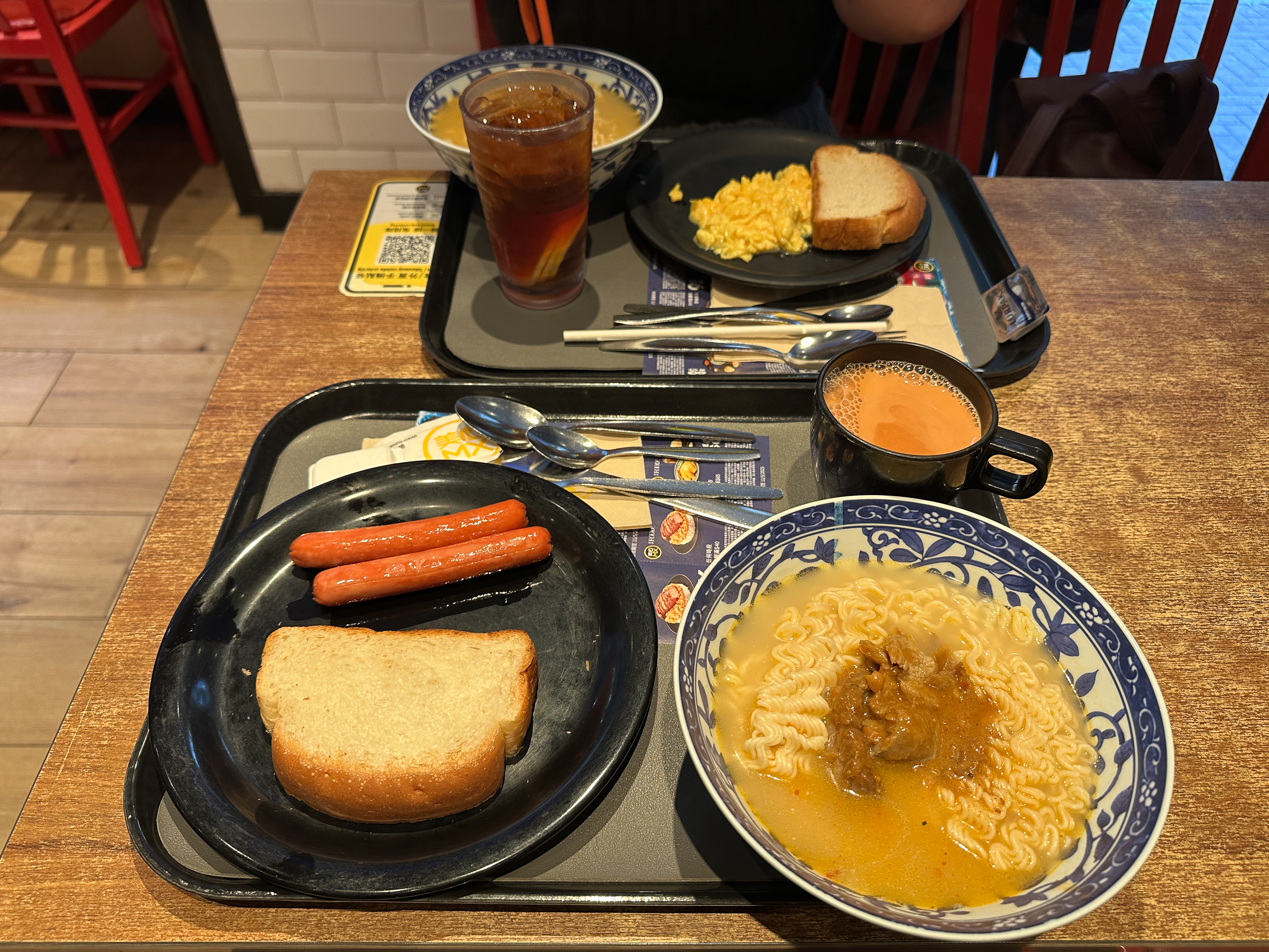 Завтракаем гонконгским фастфудом в Maxim’s MX