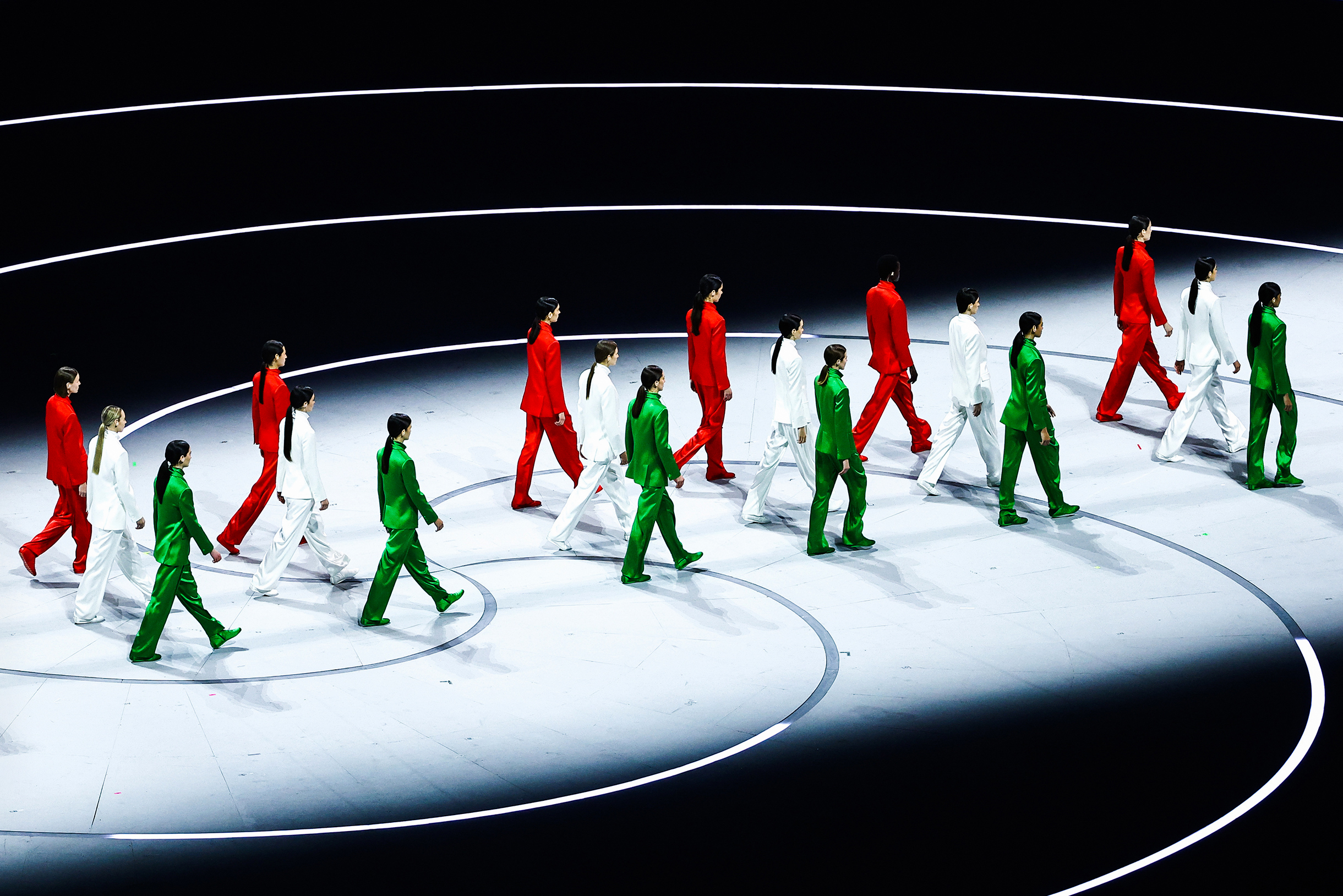 Один из номеров организаторы посвятили модельеру Джорджо Армани, умершему в 2025 году. Модели рядами прошли по сцене в брючных костюмах цветов флага Италии. © Михаил Терещенко / ТАСС