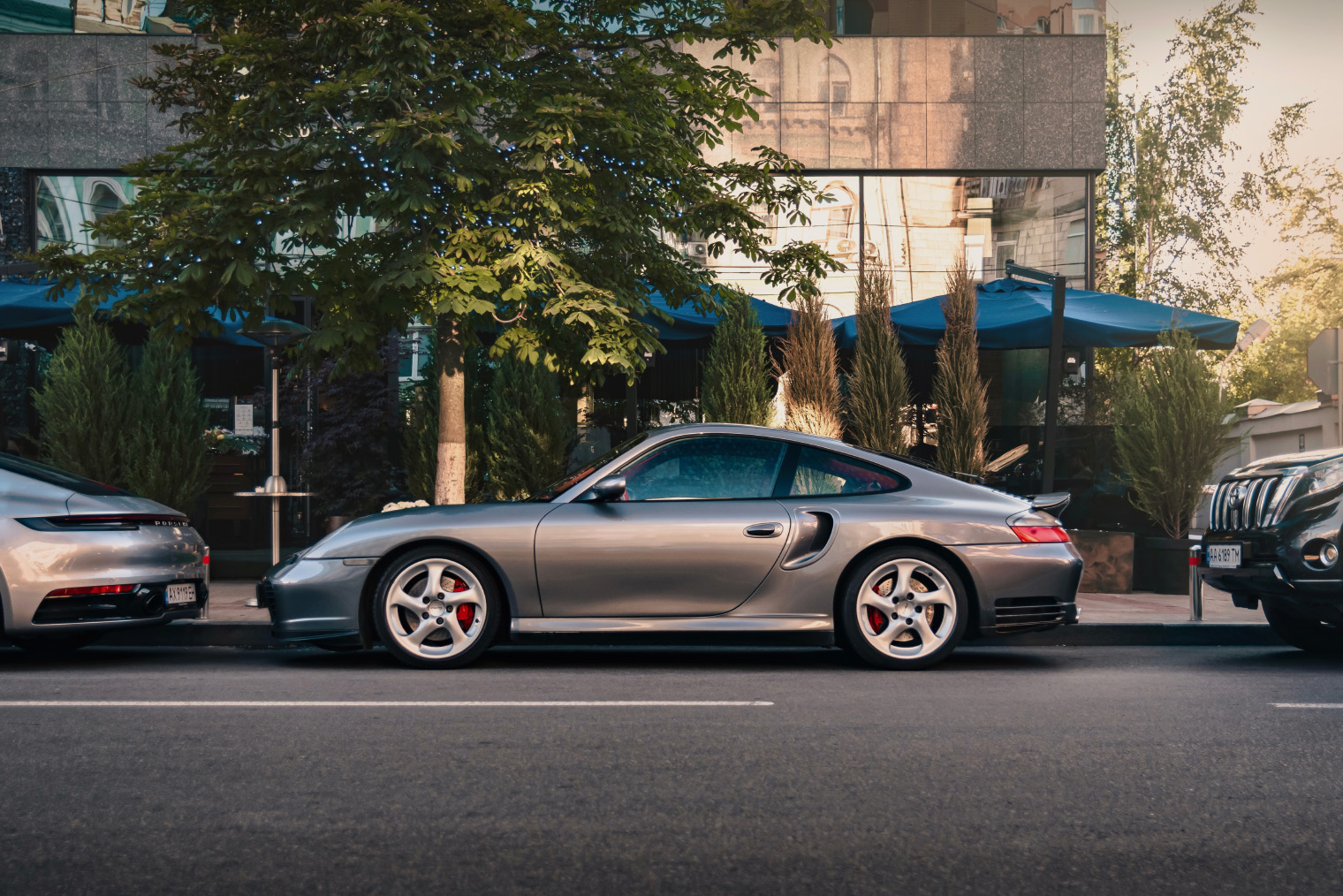 Классический пример купе — Porsche 911. Несмотря на заднемоторную компоновку и багажник в передней части автомобиля, это двухдверный трехобъемный кузов. Источник: Andrew Zaikovskyi / Shutterstock