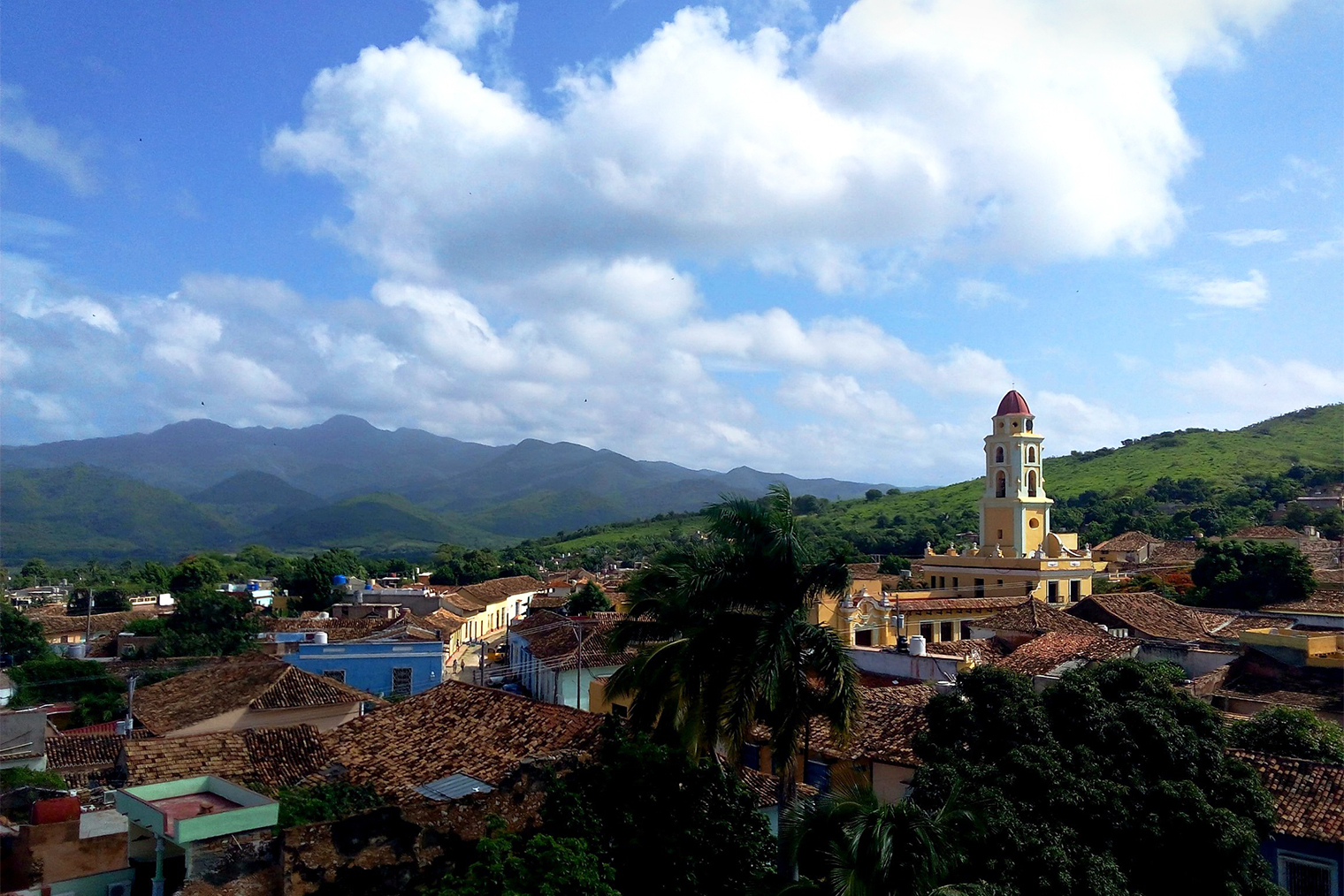 Лестница, которая ведет на смотровую площадку Романтического музея, узкая и крутая. Финальный участок винтовой и почти вертикальный, но виды того стоят. Фотография: Дарина Устич