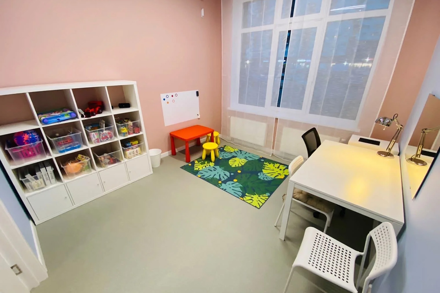 Для работы понадобится небольшое помещение, например, в деловом или офисном центре. Источник: franchise.color-chicks.ru