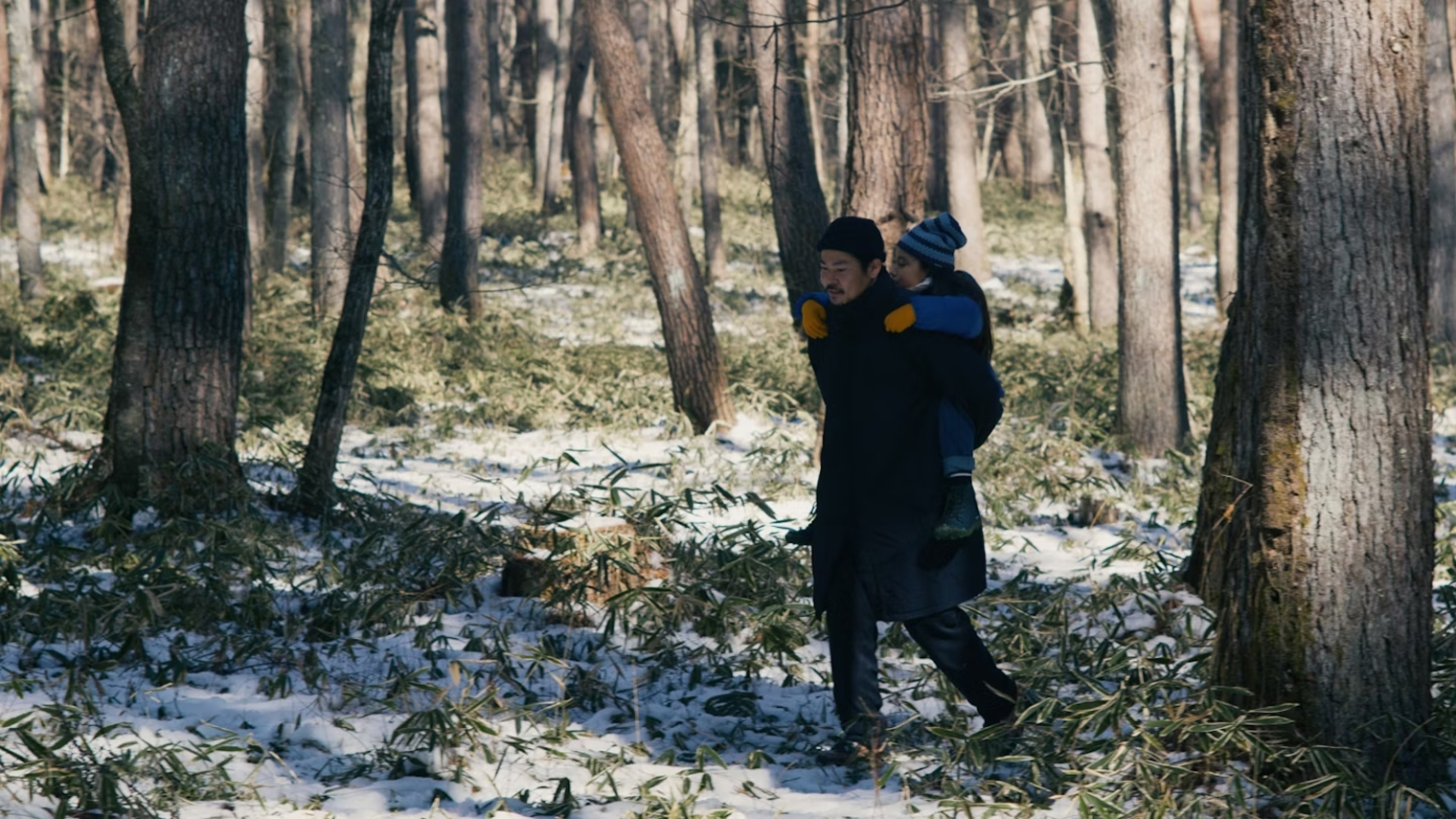 Жизнь Такуми и Ханы напоминает сказку — отец и дочь ежедневно бродят по лесу, не боясь заблудиться