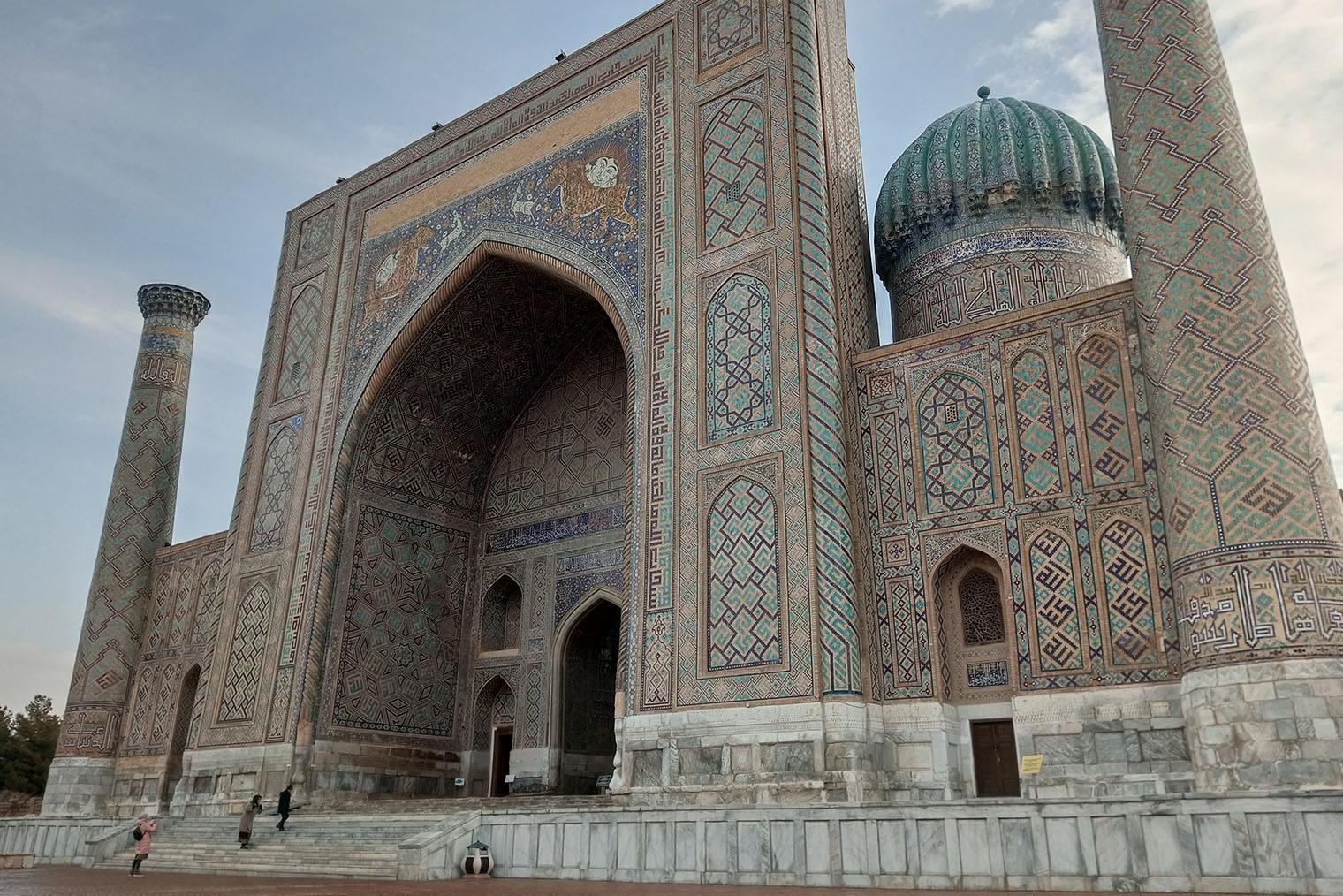 Достопримечательности в Узбекистане обычно богато украшены. На фото — узоры на фасаде медресе Шердор в Самарканде