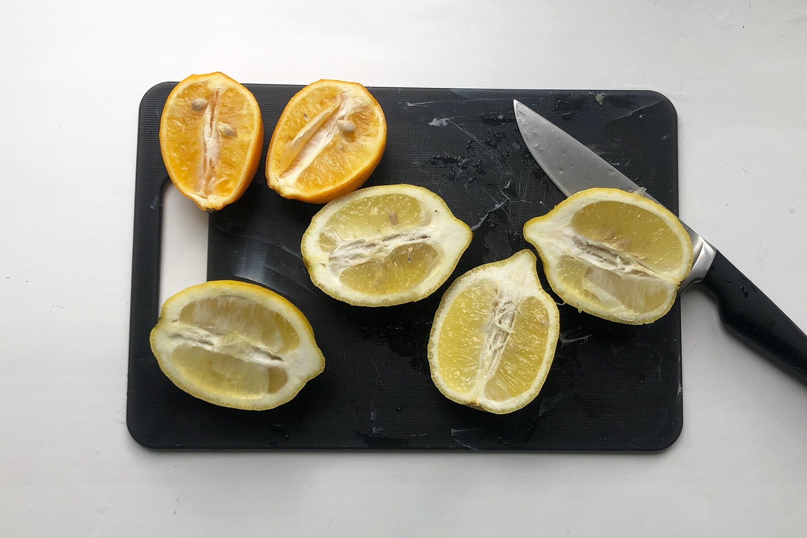 Можно разрезать лимоны и поперек, но тогда нужно будет укоротить хвостики, чтобы чашечки для десерта были устойчивыми