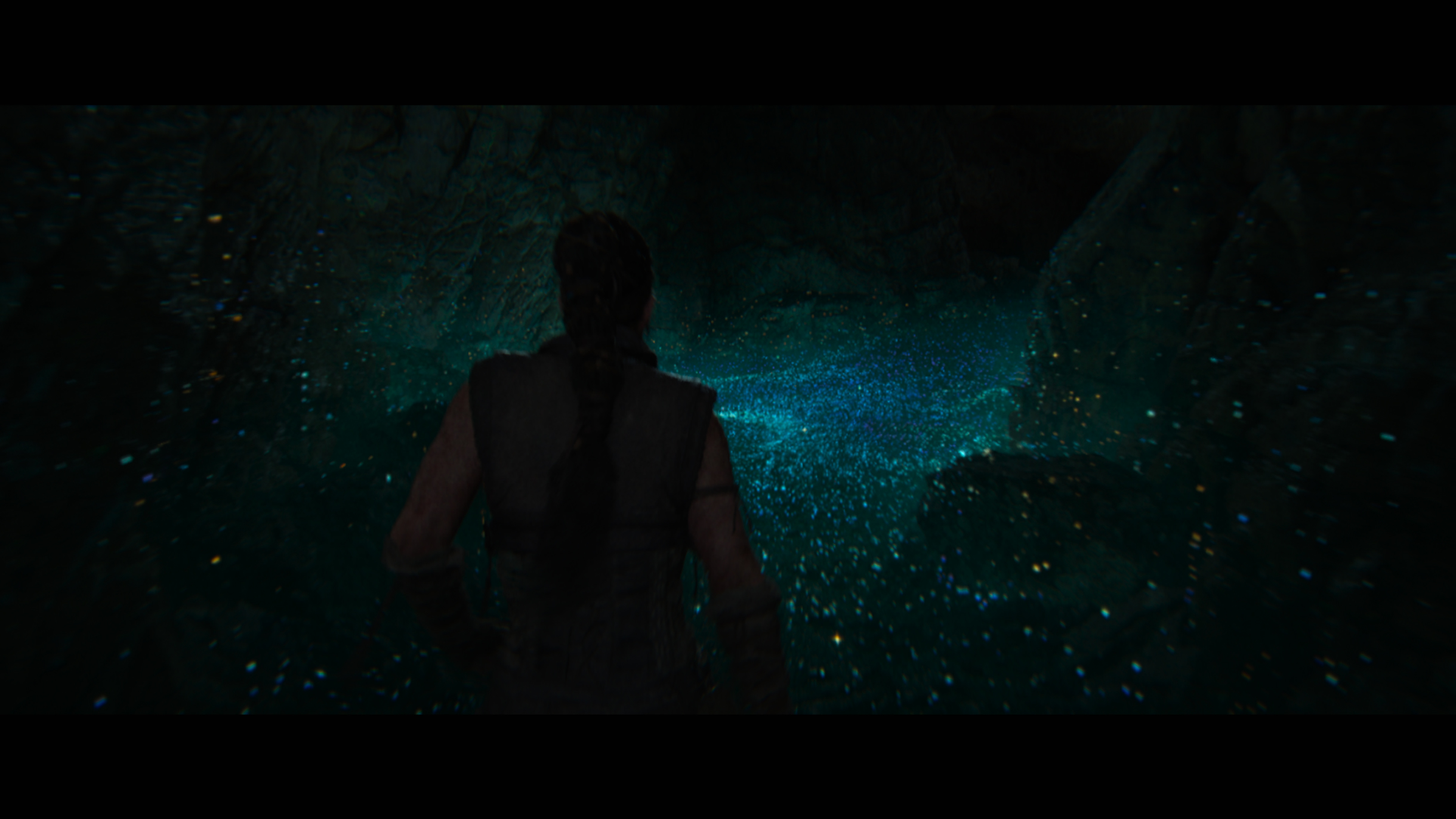 Немалая часть игры разворачивается в подземных пещерах без естественных источников света. В какой⁠-⁠то момент Сенуа начинает видеть мерцающие огни, которые указывают ей путь