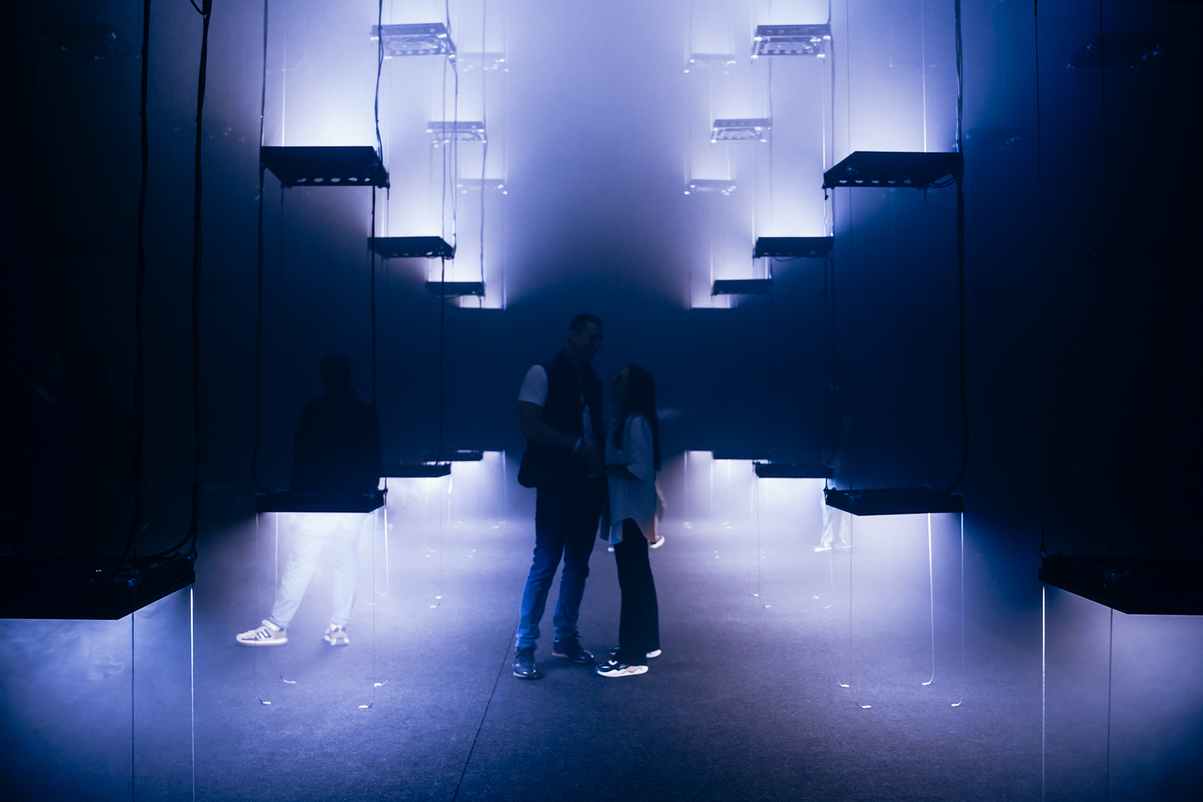 На инсталляции dreamlaser — организатора нижегородского фестиваля медиаискусства Intervals — зрители попадали в необычное пространство из экранов, где среди светового хаоса можно было рассмотреть скрытый порядок. Арт-объект так и называется — Chaos