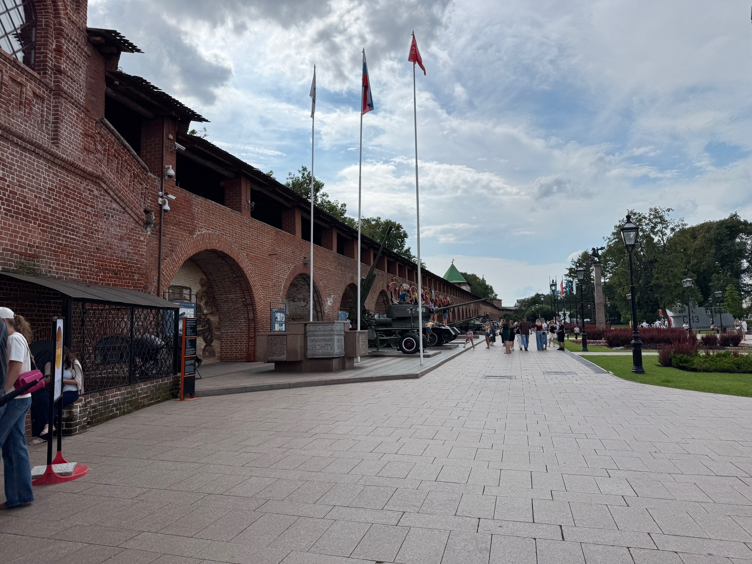 Внутри Кремля — техника.