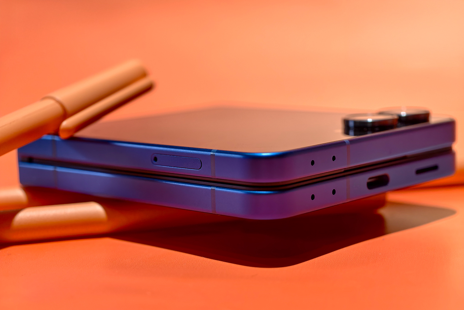Galaxy Z Flip 7 синего цвета