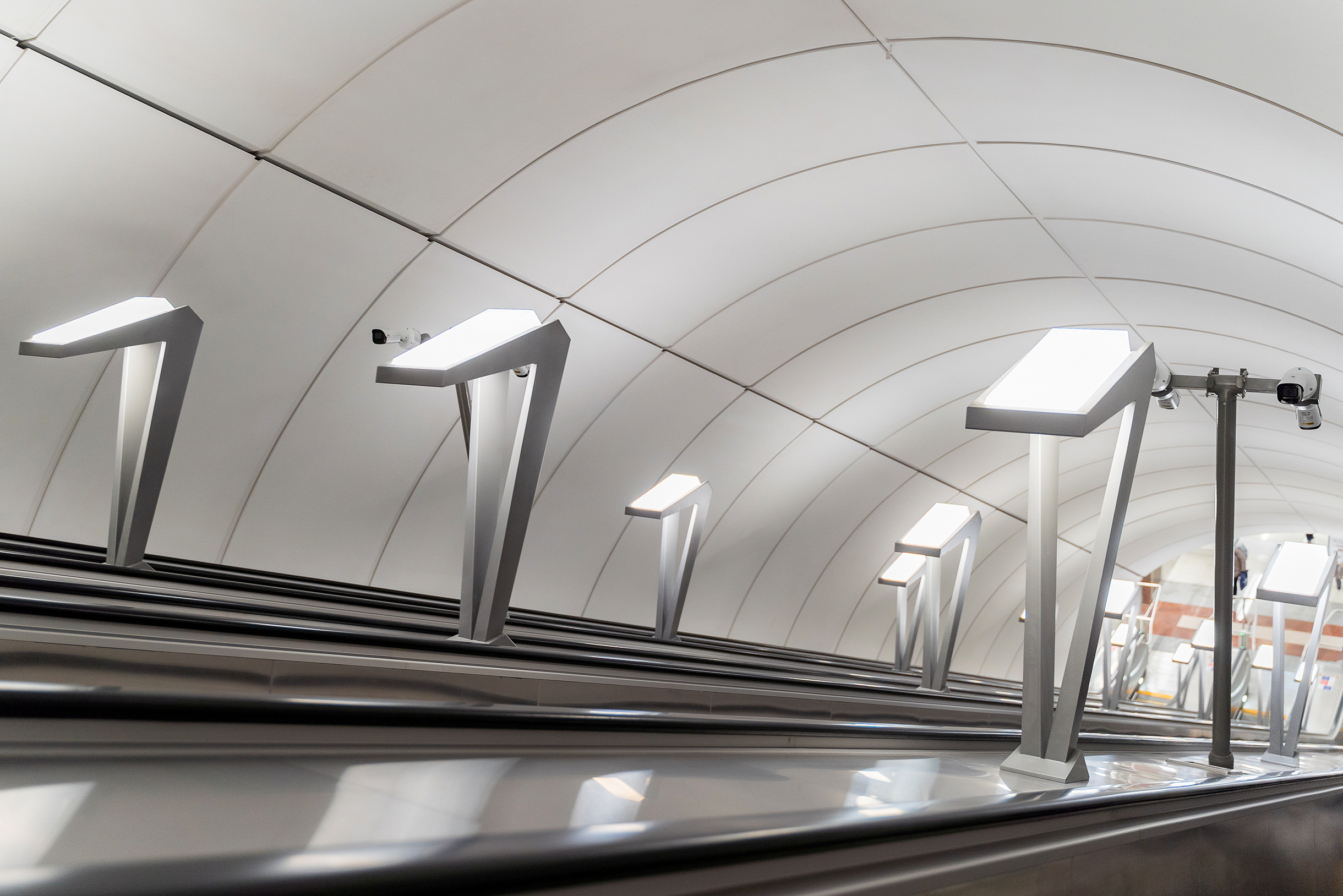 По оформлению освещения вдоль эскалаторов «Юго-Западная» заметно отличается от остальных станций петербургской подземки