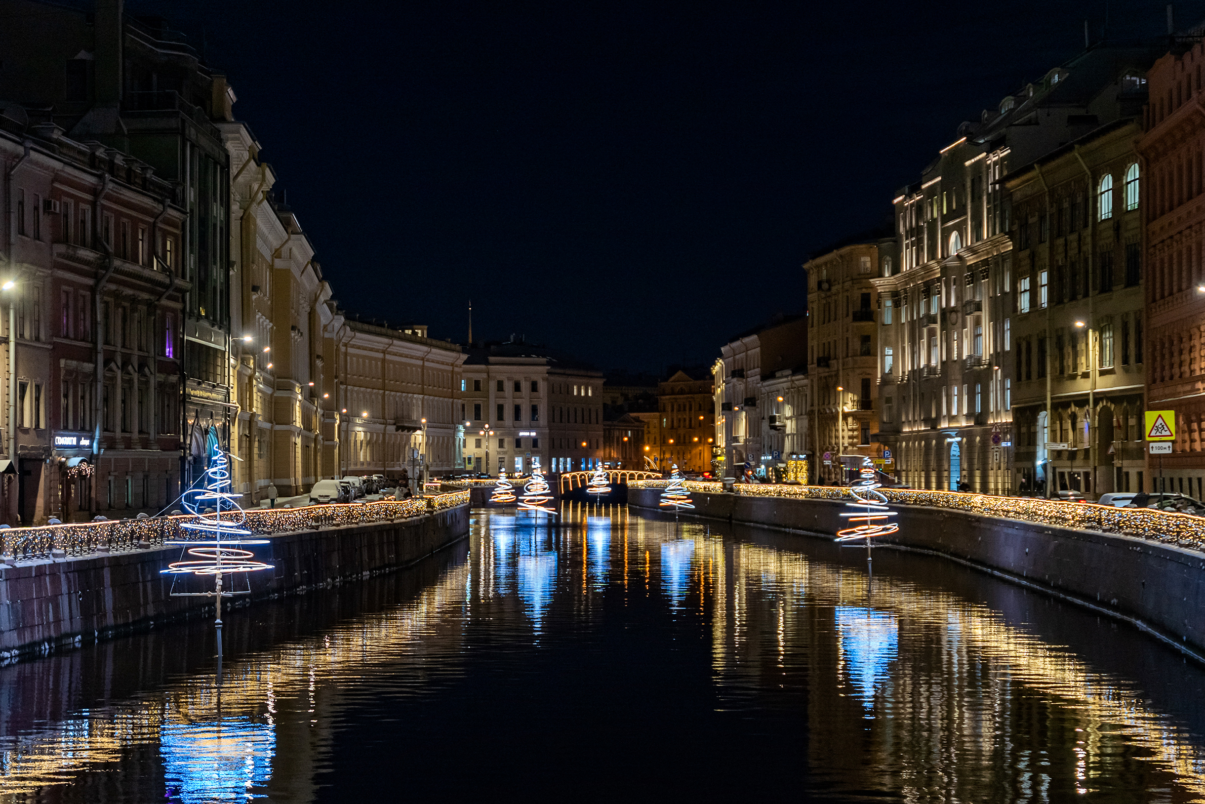 На реке Мойке — привычные светодиодные елки