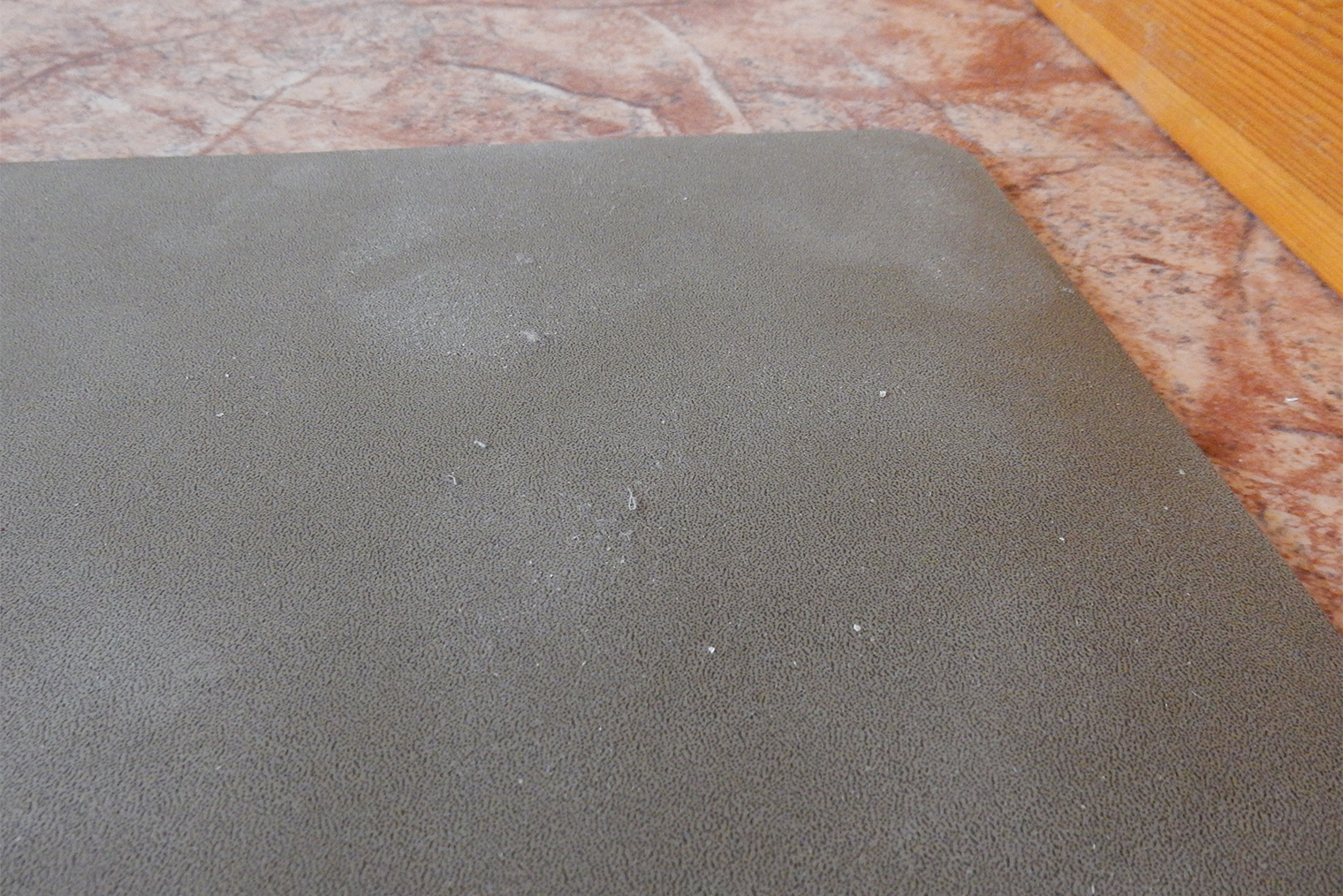 Это мой коврик, который я оставила на полу на сутки, — на нем скопилась пыль, видны следы от ступней