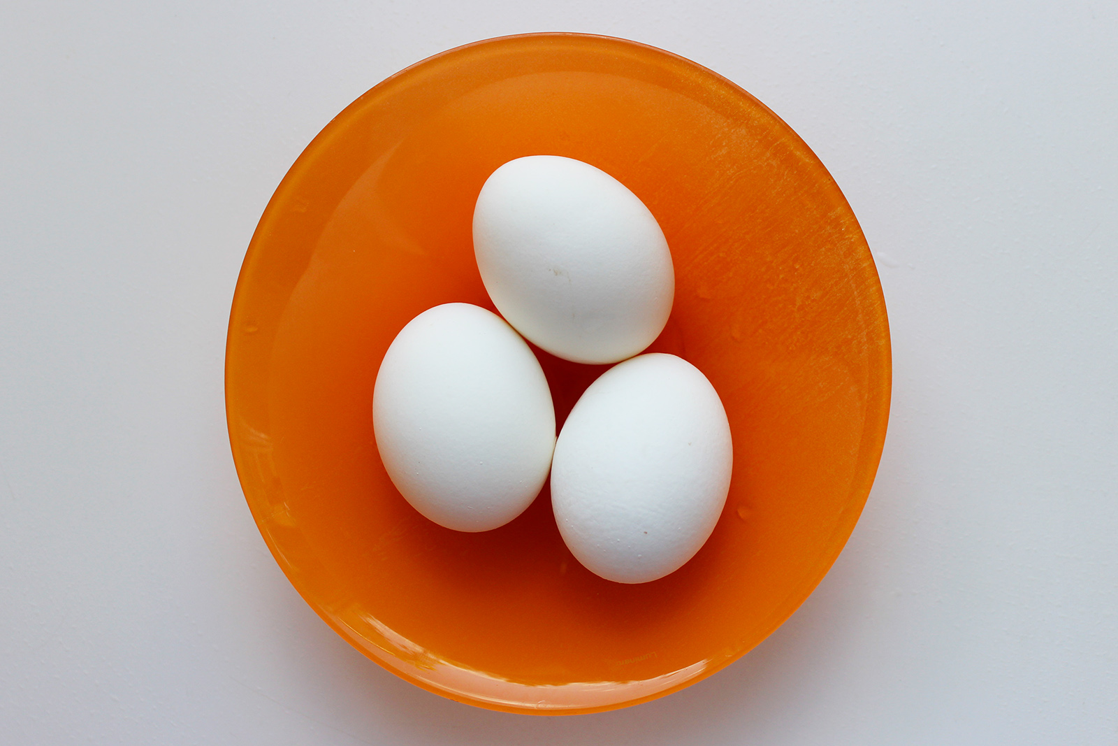 Сваренные вкрутую яйца не только дадут дополнительную текстуру и вкус, но и придадут блюду более нарядный вид