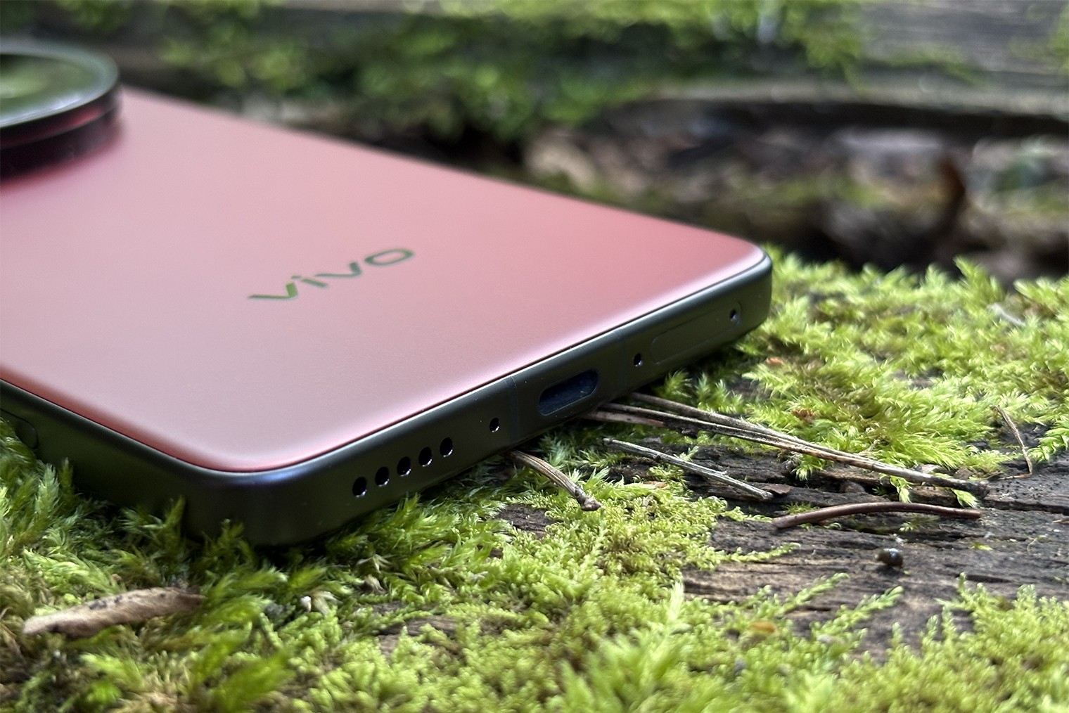 У Vivo X200 Ultra быстрый и современный USB-C 3.2 с выводом видео — можно быстро скинуть гигабайты фото и видео на внешний SSD или подключить телефон к телевизору для демонстрации лучших снимков