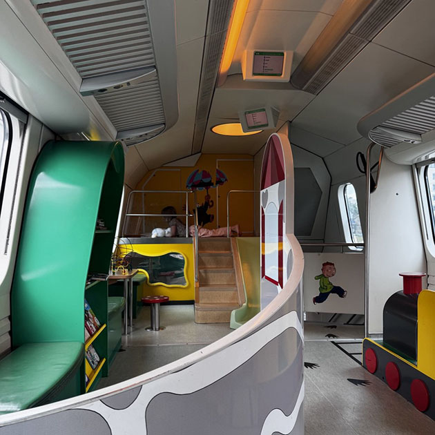 Площадка для игр в детском вагоне