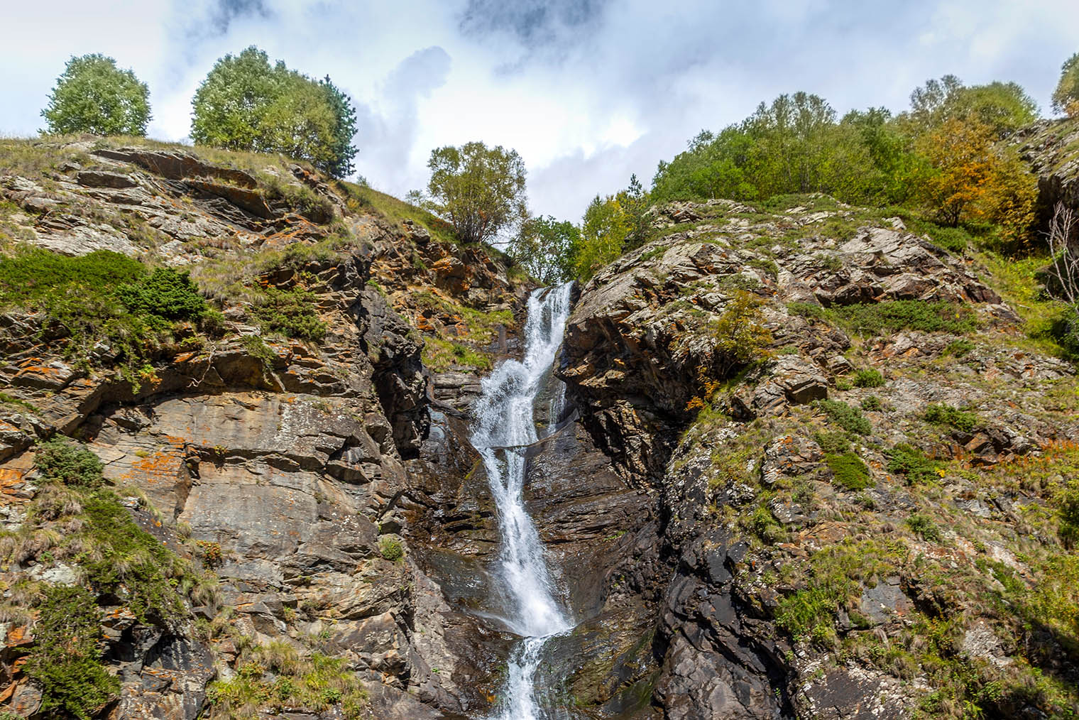 Второе название водопада — Жемчужный. Фотография: Nataliya Rybasenko / Shutterstock / FOTODOM