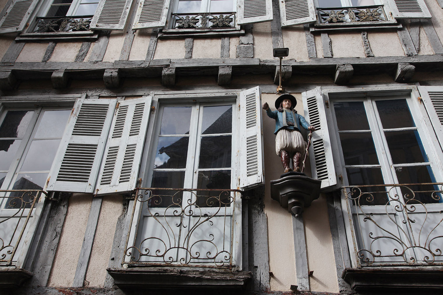 Фасады домов в центре города украшены резными деревянными фигурами