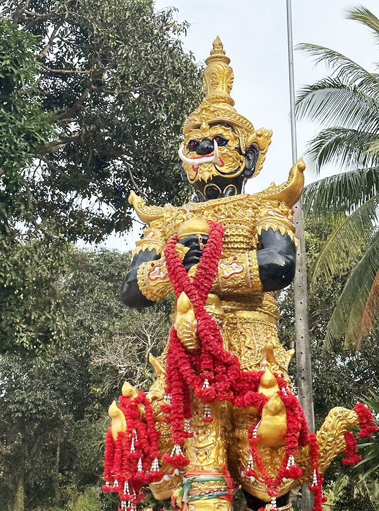 Скульптура на территории храма Wat Ampawan