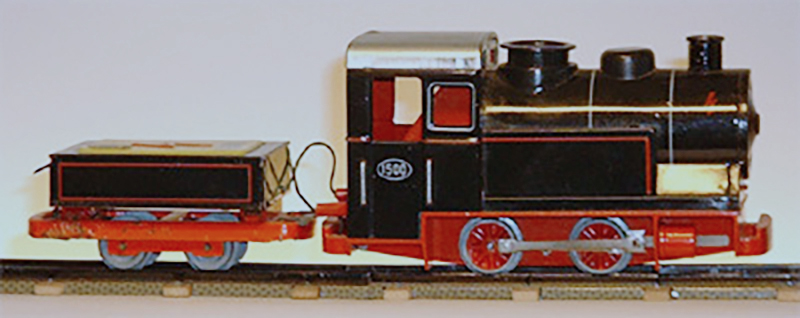 Немецкий локомотив Biller 1956 года масштаба HO с питанием от батареек. Три батарейки типа AA располагаются сзади на тележке. Источник: sendel.se