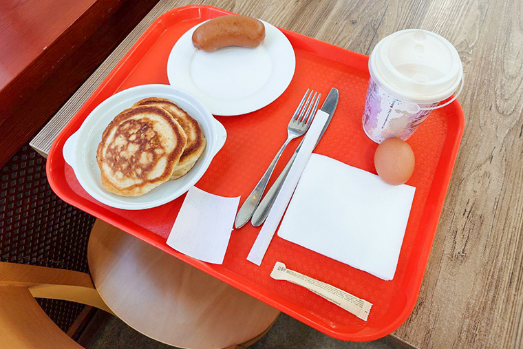 Завтрак в столовой