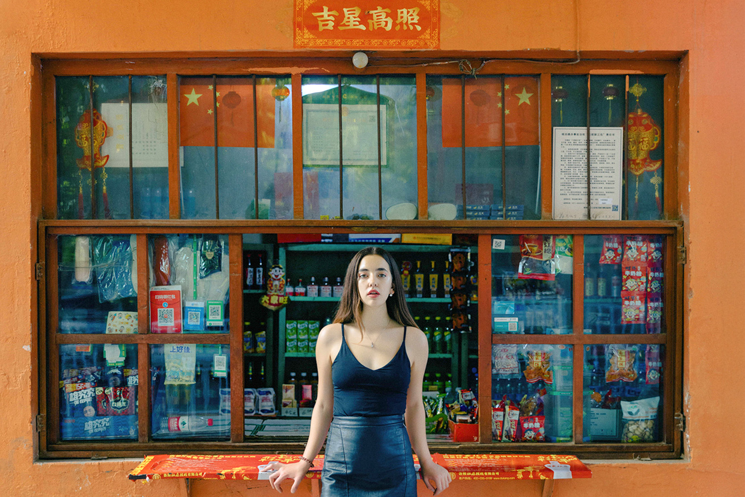 В Чжэнчжоу я познакомилась с замечательным фотографом, который тогда находился в начале своего пути. Теперь Стефан работает с крупными компаниями, а я продолжаю следить за его творчеством. Мы с ним провели несколько фотосессий в разных локациях города. Для него это было классное портфолио, ведь иностранец в Китае — редкий улов, а я получила бесплатные снимки