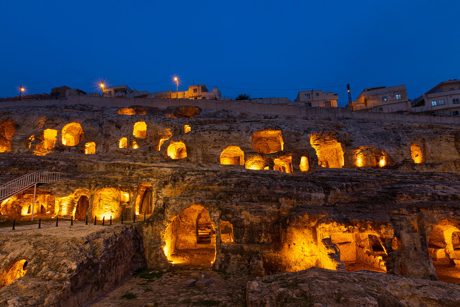 Римский некрополь с вечерней подсветкой. Фотография: f9project / Shutterstock / FOTODOM