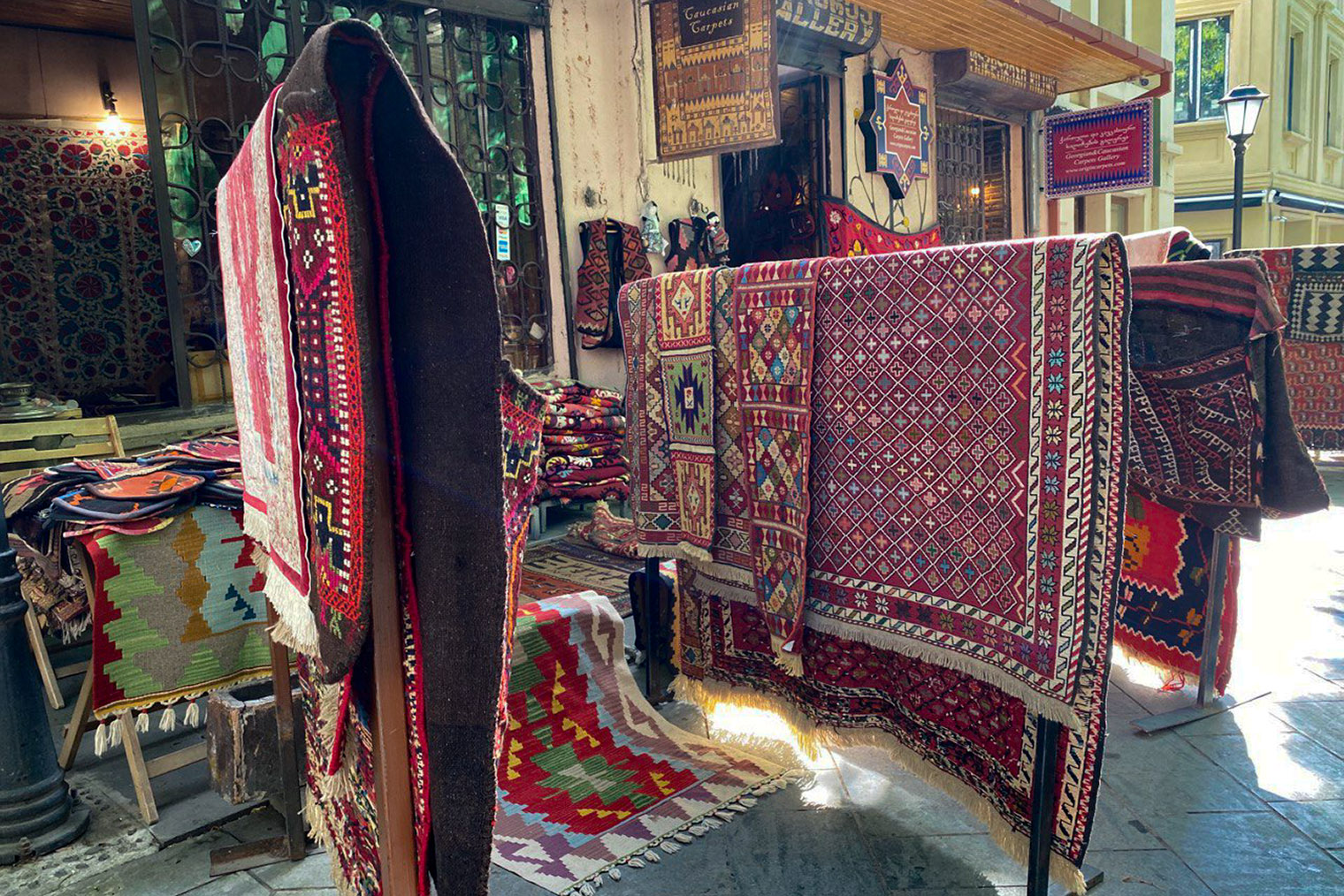 Небольшие яркие ковры можно поискать в Старом городе, в районе улицы Коте Абхази
