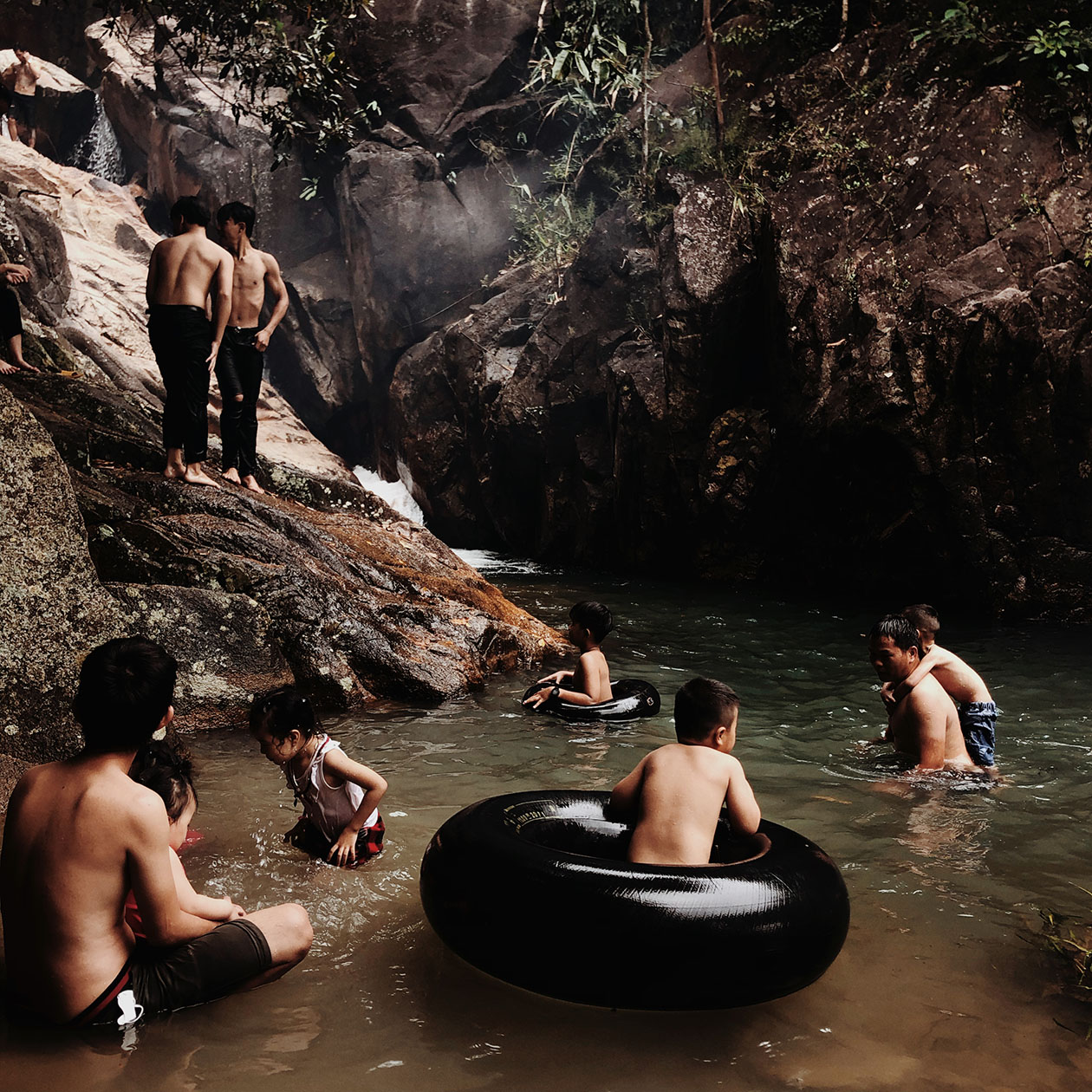 Вьетнамцы купаются в водопаде