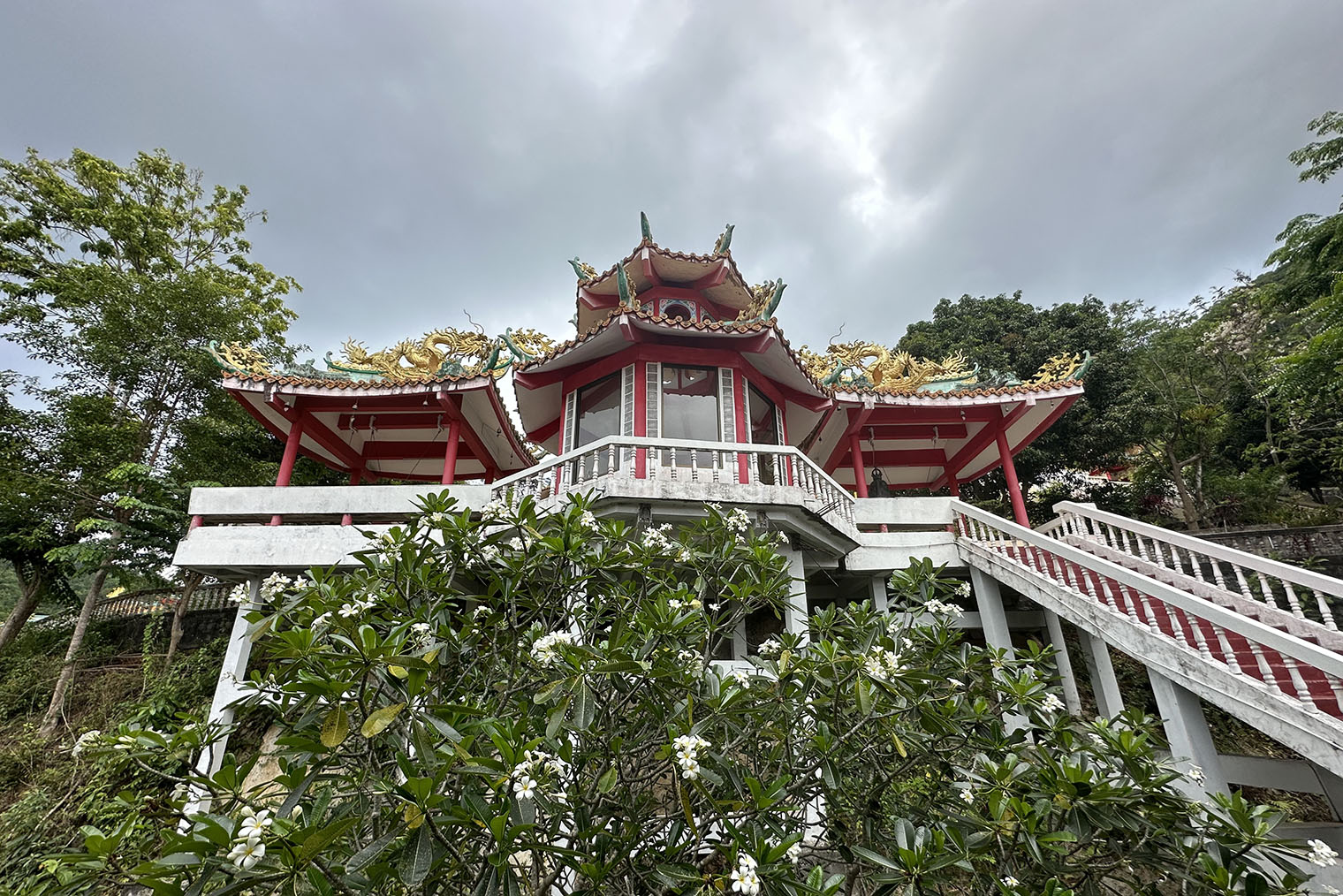 Храм китайской богини Гуаньинь находится на холме среди раскидистых деревьев