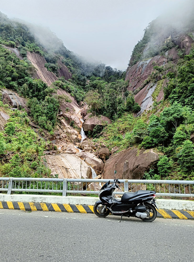 По дороге часто встречаются горные реки или маленькие водопады